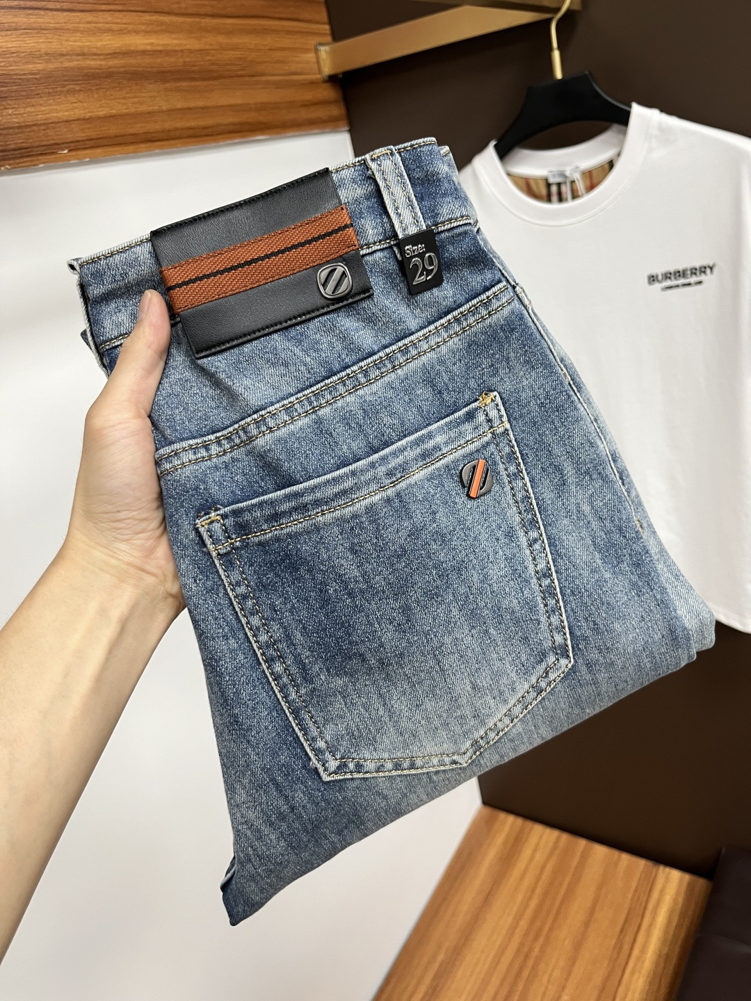 NO:430926,Jenia's latest summer 2025 jeans are stress-free when entering and leaving the store. The counter is popular. Taste and value are shared. It is very comfortable to wear. It is low-key and luxurious. It is very classy when worn. The trouser style and cutting are not too much. The upper body is exquisite and vivid. It is truly first-class and top-quality. The real palace-grade casual pants are made of Turkey cotton and produce the most famous tannin cloth. The quality is excellent. It is heavy washing and makes the pants very soft. The straight-footed style is not picky. The upper body is absolutely stylish. L25 is extremely luxurious!  Size 29-38, zegna, jeans, alexander wang19860909杰尼亚 2025年夏季最新品牛仔裤出入专卖店无压力 专柜热销款 品味与价值共享 身穿着非常舒适 低调不失奢华 穿出去非常有档次,裤型款式和裁剪亦无需多言 上身精致跃然.真正一等一顶级质料 真正殿堂级的休闲裤,选用土耳其的棉花 生产出最有名的单宁布 品质卓然 经过重水洗使得裤子很柔软 直脚的版型 不挑人 上身绝对的有型 L25 极度奢华！尺码29-38,,zegna,jeans,alexander wang,Men's clothing