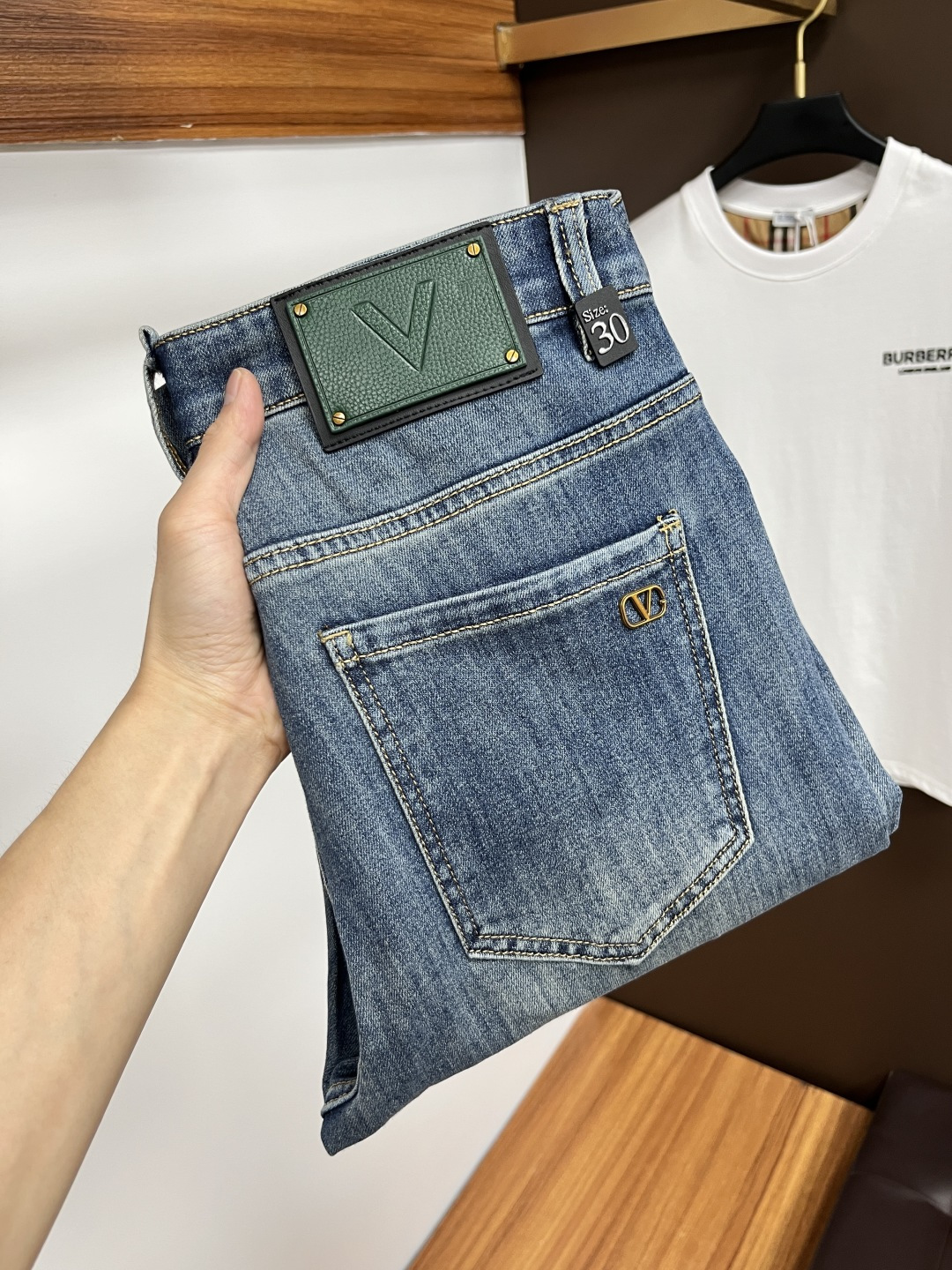 NO:474071,Valentino The latest jeans in summer 2025 are stress-free when entering and leaving the store. Hot-selling counters. Taste and value are shared. They are very comfortable to wear. Low-key and luxurious. They are very classy when worn. There is no need to say much about the style and cutting of the pants. The upper body is exquisite and vivid. The truly first-class quality is a top-notch material. The real palace-grade casual pants are made of Turkey cotton and produce the most famous tannin fabric. The quality is excellent. The pants are soft after heavy washing. The straight-footed style is not picky. The upper body is absolutely stylish. L25 is extremely luxurious!  Size 29-38, valentino, jeans, alexander wang19860909华伦天奴 2025年夏季最新品牛仔裤出入专卖店无压力 专柜热销款 品味与价值共享 身穿着非常舒适 低调不失奢华 穿出去非常有档次,裤型款式和裁剪亦无需多言 上身精致跃然.真正一等一顶级质料 真正殿堂级的休闲裤,选用土耳其的棉花 生产出最有名的单宁布 品质卓然 经过重水洗使得裤子很柔软 直脚的版型 不挑人 上身绝对的有型 L25 极度奢华！尺码29-38,,valentino,jeans,alexander wang,Men's clothing