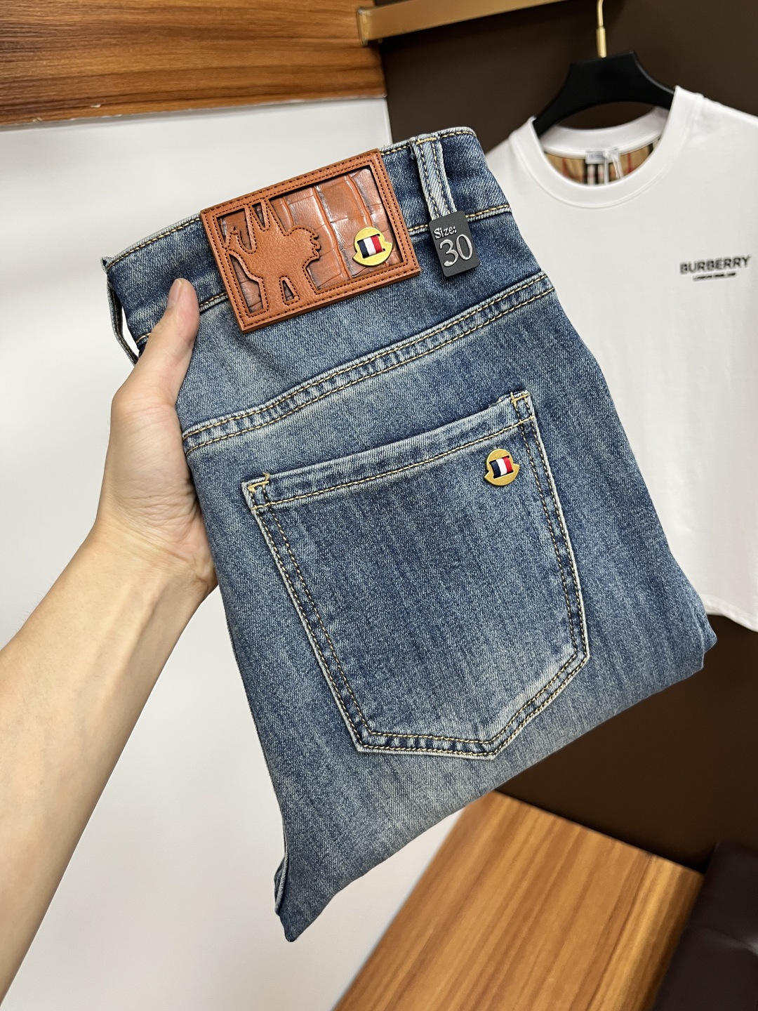 NO:468947,The latest jeans in summer are stress-free when entering and leaving the store. The counter is popular. Taste and value are shared. It is very comfortable to wear. It is low-key and luxurious. It is very classy when worn. The trouser style and cutting are not too much. The upper body is exquisite and vivid. It is truly first-class and top-quality. The real palace-grade casual pants are made of Turkey cotton and produce the most famous tannin cloth. The quality is excellent. It is heavy washing and makes the pants very soft. The straight-footed style is not picky. The upper body is absolutely stylish. L25 is extremely luxurious!  Size 29-38, Moncler, jeans, alexander wang19860909蒙口 年夏季最新品牛仔裤出入专卖店无压力 专柜热销款 品味与价值共享 身穿着非常舒适 低调不失奢华 穿出去非常有档次,裤型款式和裁剪亦无需多言 上身精致跃然.真正一等一顶级质料 真正殿堂级的休闲裤,选用土耳其的棉花 生产出最有名的单宁布 品质卓然 经过重水洗使得裤子很柔软 直脚的版型 不挑人 上身绝对的有型 L25 极度奢华！尺码29-38,,Moncler,jeans,alexander wang,Men's clothing