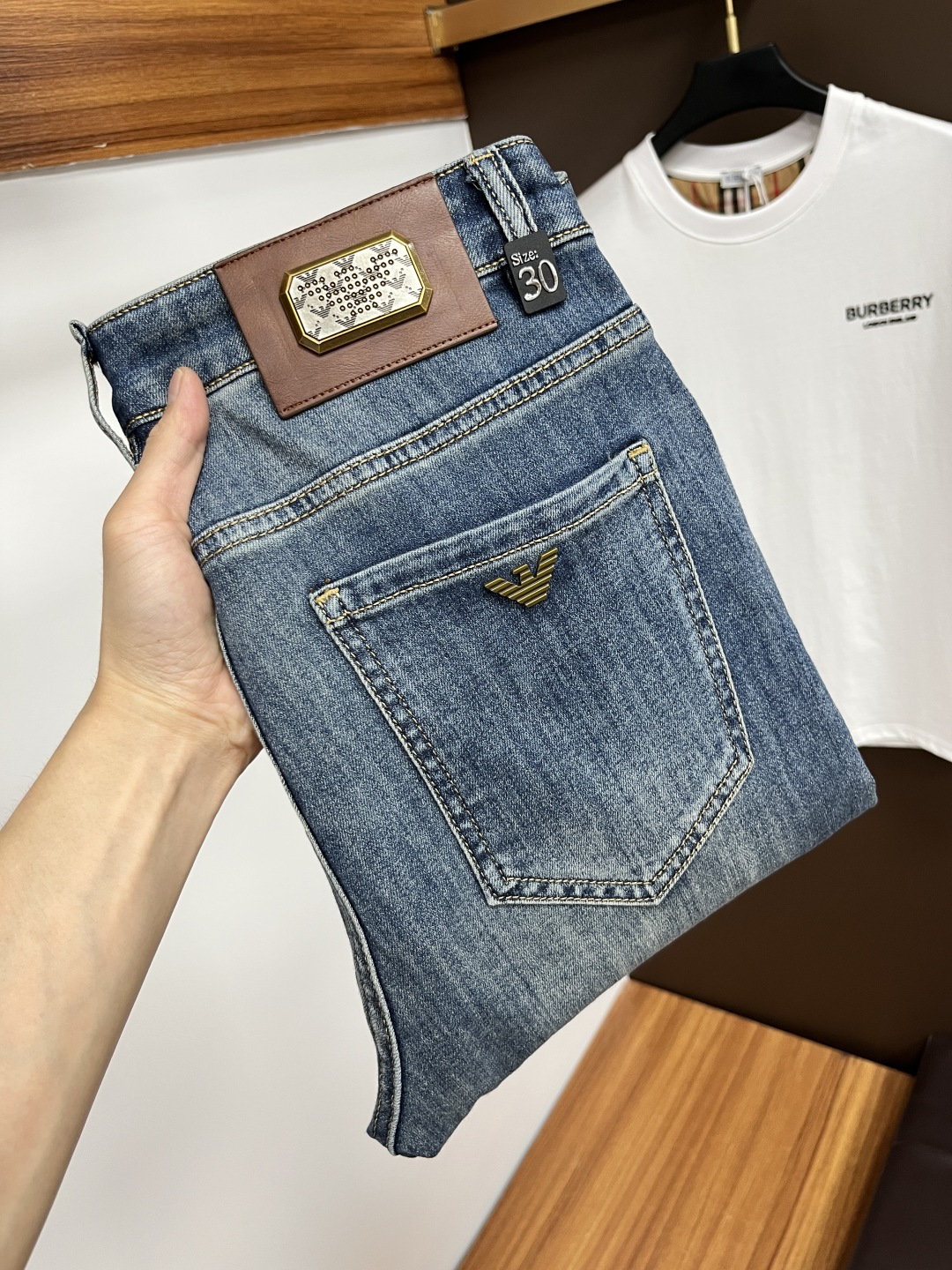 NO:462336,Armani The latest jeans in summer 2025 are stress-free when entering and leaving the store. Hot-selling counters. Taste and value are shared. They are very comfortable to wear. Low-key and luxurious. They are very classy when worn. There is no need to say much about the style and cutting of the pants. The upper body is exquisite and vivid. The truly first-class quality is a top-notch material. The real palace-grade casual pants are made of Turkey cotton and produce the most famous tannin fabric. The quality is excellent. The pants are soft after heavy washing. The straight-footed style is not picky. The upper body is absolutely stylish. L25 is extremely luxurious!  Size 29-38, Armani,jeans,alexander wang19860909阿玛尼 2025年夏季最新品牛仔裤出入专卖店无压力 专柜热销款 品味与价值共享 身穿着非常舒适 低调不失奢华 穿出去非常有档次,裤型款式和裁剪亦无需多言 上身精致跃然.真正一等一顶级质料 真正殿堂级的休闲裤,选用土耳其的棉花 生产出最有名的单宁布 品质卓然 经过重水洗使得裤子很柔软 直脚的版型 不挑人 上身绝对的有型 L25 极度奢华！尺码29-38,,armani,jeans,alexander wang,Men's clothing