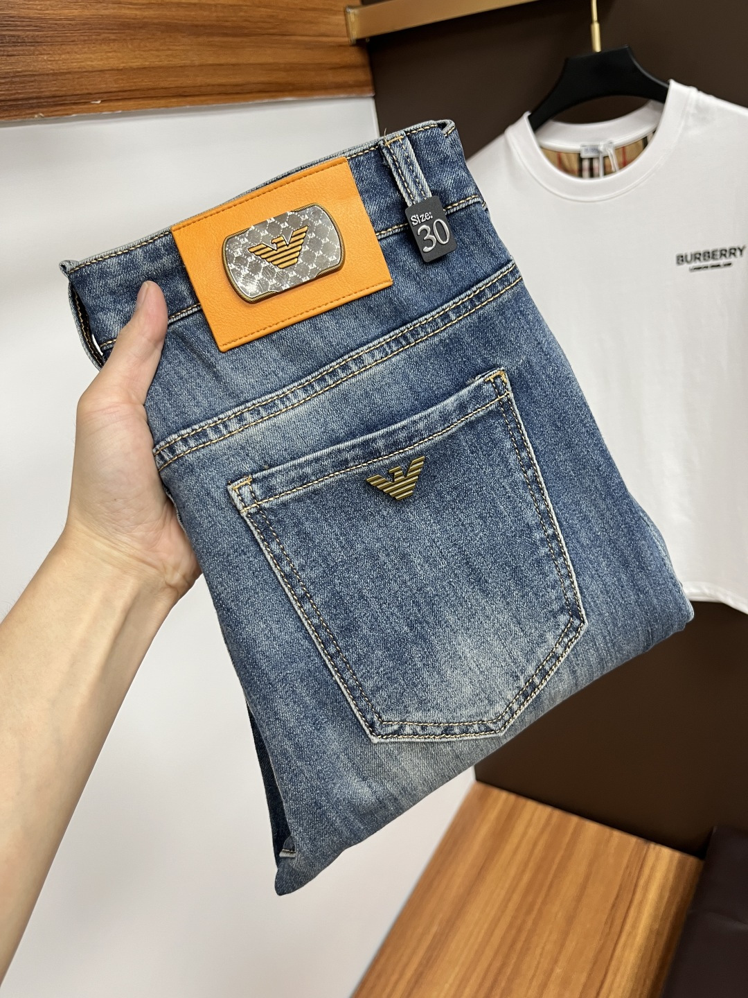 NO:471584,Armani The latest jeans in summer 2025 are stress-free when entering and leaving the store. Hot-selling counters. Taste and value are shared. They are very comfortable to wear. Low-key and luxurious. They are very classy when worn. There is no need to say much about the style and cutting of the pants. The upper body is exquisite and vivid. The truly first-class quality is a top-notch material. The real palace-grade casual pants are made of Turkey cotton and produce the most famous tannin fabric. The quality is excellent. The pants are soft after heavy washing. The straight-footed style is not picky. The upper body is absolutely stylish. L25 is extremely luxurious!  Size 29-38, Armani,jeans,alexander wang19860909阿玛尼 2025年夏季最新品牛仔裤出入专卖店无压力 专柜热销款 品味与价值共享 身穿着非常舒适 低调不失奢华 穿出去非常有档次,裤型款式和裁剪亦无需多言 上身精致跃然.真正一等一顶级质料 真正殿堂级的休闲裤,选用土耳其的棉花 生产出最有名的单宁布 品质卓然 经过重水洗使得裤子很柔软 直脚的版型 不挑人 上身绝对的有型 L25 极度奢华！尺码29-38,,armani,jeans,alexander wang,Men's clothing