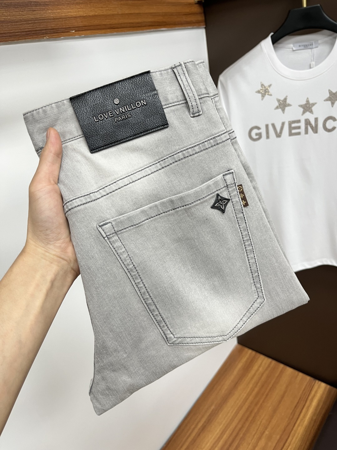 NO:471589,LV The latest jeans in summer 2025 are stress-free when entering and leaving the store. Hot-selling counters. Taste and value are shared. They are very comfortable to wear. Low-key and luxurious. They are very classy when worn. There is no need to say much about the style and cutting of the pants. The upper body is exquisite and vivid. The truly first-class quality is a top-notch material. The real palace-grade casual pants are made of Turkey cotton and produce the most famous tannin fabric. The quality is excellent. The pants are soft after heavy washing. The straight-footed style is not picky. The upper body is absolutely stylish. L25 is extremely luxurious!  Size 29-38, louis vuitton,jeans,alexander wang19860909LV 2025年夏季最新品牛仔裤出入专卖店无压力 专柜热销款 品味与价值共享 身穿着非常舒适 低调不失奢华 穿出去非常有档次,裤型款式和裁剪亦无需多言 上身精致跃然.真正一等一顶级质料 真正殿堂级的休闲裤,选用土耳其的棉花 生产出最有名的单宁布 品质卓然 经过重水洗使得裤子很柔软 直脚的版型 不挑人 上身绝对的有型 L25 极度奢华！尺码29-38,,louis vuitton,jeans,alexander wang,Men's clothing