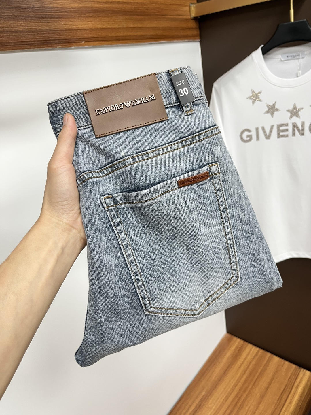 NO:465459,Armani The latest jeans in summer 2025 are stress-free when entering and leaving the store. Hot-selling counters. Taste and value are shared. They are very comfortable to wear. Low-key and luxurious. They are very classy when worn. There is no need to say much about the style and cutting of the pants. The upper body is exquisite and vivid. The truly first-class quality is a top-notch material. The real palace-grade casual pants are made of Turkey cotton and produce the most famous tannin fabric. The quality is excellent. The pants are soft after heavy washing. The straight-footed style is not picky. The upper body is absolutely stylish. L25 is extremely luxurious!  Size 29-38, Armani,jeans,alexander wang19860909阿玛尼 2025年夏季最新品牛仔裤出入专卖店无压力 专柜热销款 品味与价值共享 身穿着非常舒适 低调不失奢华 穿出去非常有档次,裤型款式和裁剪亦无需多言 上身精致跃然.真正一等一顶级质料 真正殿堂级的休闲裤,选用土耳其的棉花 生产出最有名的单宁布 品质卓然 经过重水洗使得裤子很柔软 直脚的版型 不挑人 上身绝对的有型 L25 极度奢华！尺码29-38,,armani,jeans,alexander wang,Men's clothing