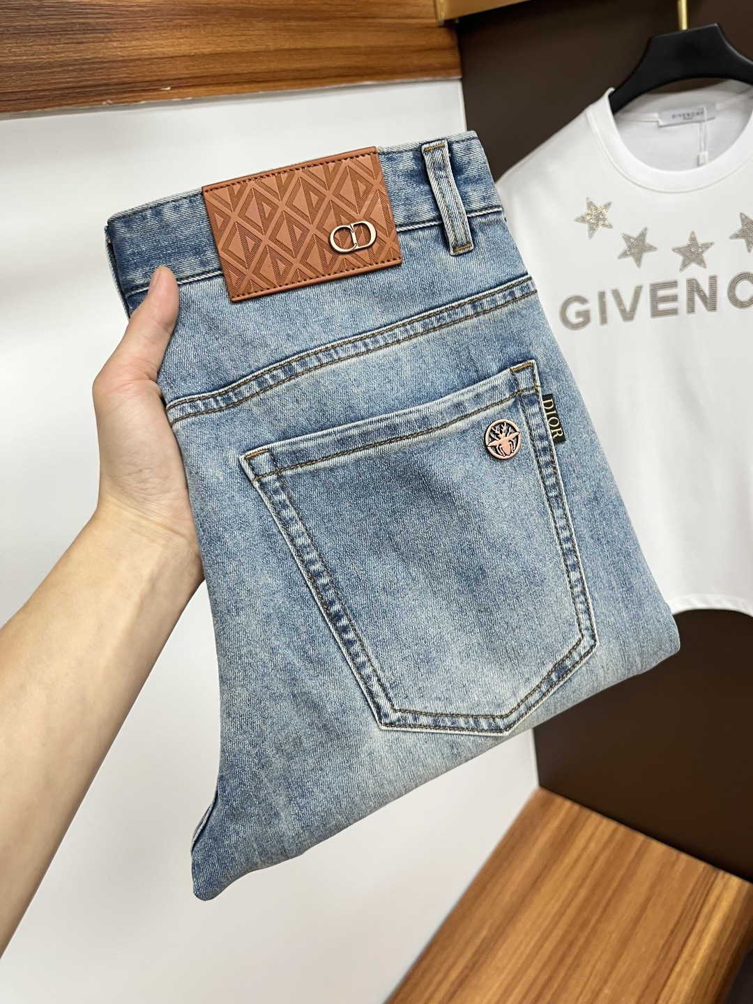 NO:465466,Dior's latest summer 2025 jeans are stress-free when entering and leaving the store. Hot-selling counters. Taste and value are shared. They are very comfortable to wear. Low-key and luxurious. They are very classy when worn. There is no need to say much about the style and cutting of the pants. The upper body is exquisite and vivid. The truly first-class quality is a top-notch material. The real palace-grade casual pants are made of Turkey cotton and produce the most famous tannin fabric. The quality is excellent. The pants are soft after heavy washing. The straight-footed style is not picky. The upper body is absolutely stylish. L25 is extremely luxurious!  Size 29-38, Dior, Jeans, Alexander wang19860909迪奥 2025年夏季最新品牛仔裤出入专卖店无压力 专柜热销款 品味与价值共享 身穿着非常舒适 低调不失奢华 穿出去非常有档次,裤型款式和裁剪亦无需多言 上身精致跃然.真正一等一顶级质料 真正殿堂级的休闲裤,选用土耳其的棉花 生产出最有名的单宁布 品质卓然 经过重水洗使得裤子很柔软 直脚的版型 不挑人 上身绝对的有型 L25 极度奢华！尺码29-38,,dior,jeans,alexander wang,Men's clothing