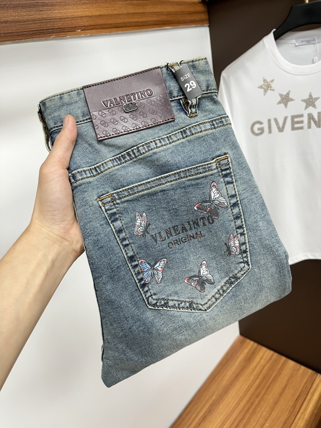 NO:439325,Valentino The latest jeans in summer 2025 are stress-free when entering and leaving the store. Hot-selling counters. Taste and value are shared. They are very comfortable to wear. Low-key and luxurious. They are very classy when worn. There is no need to say much about the style and cutting of the pants. The upper body is exquisite and vivid. The truly first-class quality is a top-notch material. The real palace-grade casual pants are made of Turkey cotton and produce the most famous tannin fabric. The quality is excellent. The pants are soft after heavy washing. The straight-footed style is not picky. The upper body is absolutely stylish. L25 is extremely luxurious!  Size 29-38, valentino, jeans, alexander wang19860909华伦天奴 2025年夏季最新品牛仔裤出入专卖店无压力 专柜热销款 品味与价值共享 身穿着非常舒适 低调不失奢华 穿出去非常有档次,裤型款式和裁剪亦无需多言 上身精致跃然.真正一等一顶级质料 真正殿堂级的休闲裤,选用土耳其的棉花 生产出最有名的单宁布 品质卓然 经过重水洗使得裤子很柔软 直脚的版型 不挑人 上身绝对的有型 L25 极度奢华！尺码29-38,,valentino,jeans,alexander wang,Men's clothing