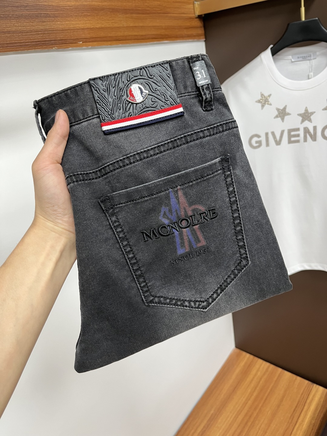 NO:439332,The latest jeans in summer 2025 are stress-free when entering and leaving the store. Hot-selling counters. Taste and value are shared. They are very comfortable to wear. Low-key and luxurious. They are very classy when worn. There is no need to say much about the style and cutting of the pants. The upper body is exquisite and vivid. The truly first-class quality is a top-notch material. The real palace-grade casual pants are made of Turkey cotton and produce the most famous tannin fabric. The quality is excellent. The pants are soft after heavy washing. The straight-footed style is not picky. The upper body is absolutely stylish. L25 is extremely luxurious!  Size 29-38, Moncler, jeans, alexander wang19860909蒙口 2025年夏季最新品牛仔裤出入专卖店无压力 专柜热销款 品味与价值共享 身穿着非常舒适 低调不失奢华 穿出去非常有档次,裤型款式和裁剪亦无需多言 上身精致跃然.真正一等一顶级质料 真正殿堂级的休闲裤,选用土耳其的棉花 生产出最有名的单宁布 品质卓然 经过重水洗使得裤子很柔软 直脚的版型 不挑人 上身绝对的有型 L25 极度奢华！尺码29-38,,Moncler,jeans,alexander wang,Men's clothing