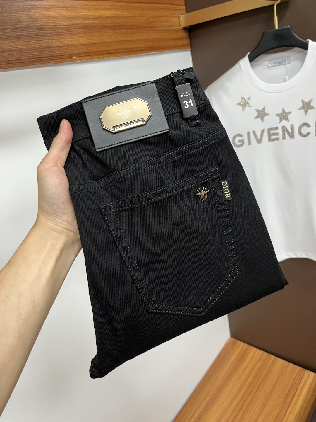 NO:471621,Dior's latest summer 2025 jeans are stress-free when entering and leaving the store. Hot-selling counters. Taste and value are shared. They are very comfortable to wear. Low-key and luxurious. They are very classy when worn. There is no need to say much about the style and cutting of the pants. The upper body is exquisite and vivid. The truly first-class quality is a top-notch material. The real palace-grade casual pants are made of Turkey cotton and produce the most famous tannin fabric. The quality is excellent. The pants are soft after heavy washing. The straight-footed style is not picky. The upper body is absolutely stylish. L25 is extremely luxurious!  Size 29-38, Dior, Jeans, Alexander wang19860909迪奥 2025年夏季最新品牛仔裤出入专卖店无压力 专柜热销款 品味与价值共享 身穿着非常舒适 低调不失奢华 穿出去非常有档次,裤型款式和裁剪亦无需多言 上身精致跃然.真正一等一顶级质料 真正殿堂级的休闲裤,选用土耳其的棉花 生产出最有名的单宁布 品质卓然 经过重水洗使得裤子很柔软 直脚的版型 不挑人 上身绝对的有型 L25 极度奢华！尺码29-38,,dior,jeans,alexander wang,Men's clothing