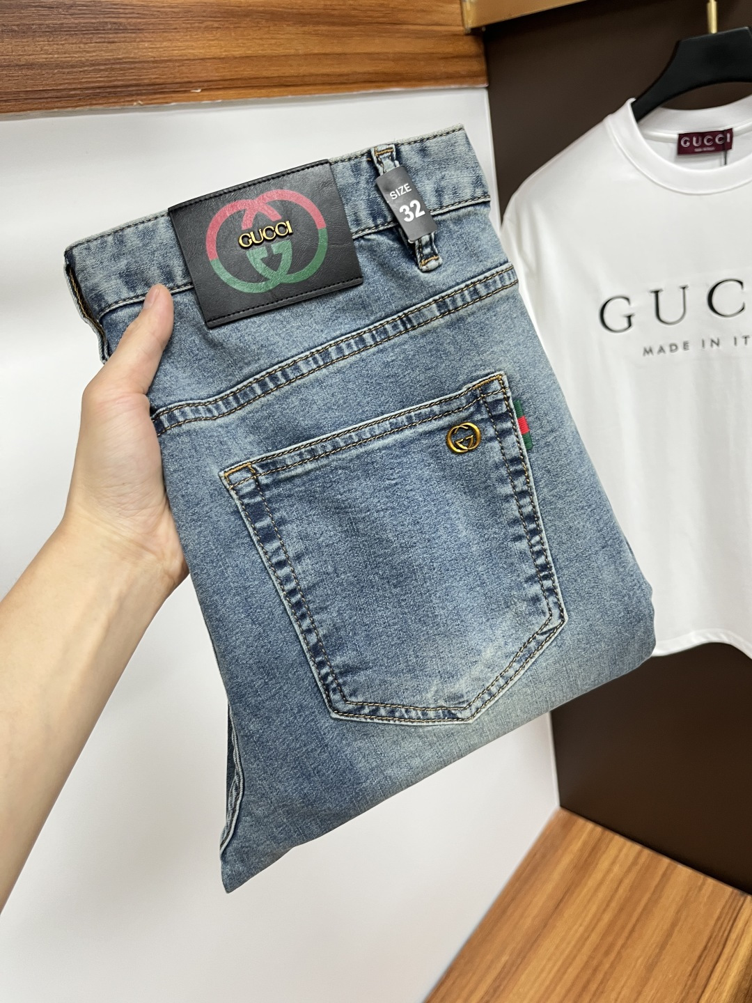 NO:453394,Guqi The latest jeans in summer 2025 are stress-free when entering and leaving the store. Hot-selling counters. Taste and value are shared. They are very comfortable to wear. Low-key and luxurious. They are very classy when worn. There is no need to say much about the style and cutting of the pants. The upper body is exquisite and vivid. The truly first-class quality is a top-notch material. The real palace-grade casual pants are made of Turkey cotton and produce the most famous tannin fabric. The quality is excellent. The pants are soft after heavy washing. The straight-footed style is not picky. The upper body is absolutely stylish. L25 is extremely luxurious!  Size 29-38, jeans,alexander wang19860909古奇 2025年夏季最新品牛仔裤出入专卖店无压力 专柜热销款 品味与价值共享 身穿着非常舒适 低调不失奢华 穿出去非常有档次,裤型款式和裁剪亦无需多言 上身精致跃然.真正一等一顶级质料 真正殿堂级的休闲裤,选用土耳其的棉花 生产出最有名的单宁布 品质卓然 经过重水洗使得裤子很柔软 直脚的版型 不挑人 上身绝对的有型 L25 极度奢华！尺码29-38,,jeans,alexander wang,Men's clothing