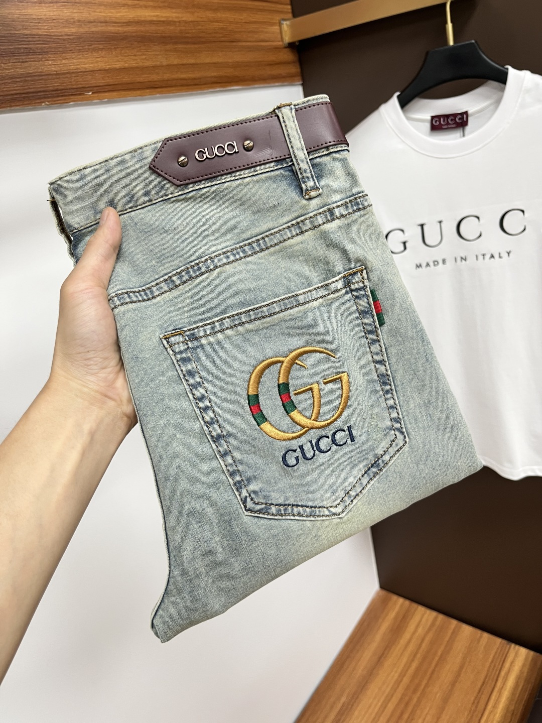 NO:457605,Guqi The latest jeans in summer 2025 are stress-free when entering and leaving the store. Hot-selling counters. Taste and value are shared. They are very comfortable to wear. Low-key and luxurious. They are very classy when worn. There is no need to say much about the style and cutting of the pants. The upper body is exquisite and vivid. The truly first-class quality is a top-notch material. The real palace-grade casual pants are made of Turkey cotton and produce the most famous tannin fabric. The quality is excellent. The pants are soft after heavy washing. The straight-footed style is not picky. The upper body is absolutely stylish. L25 is extremely luxurious!  Size 29-38, jeans,alexander wang19860909古奇 2025年夏季最新品牛仔裤出入专卖店无压力 专柜热销款 品味与价值共享 身穿着非常舒适 低调不失奢华 穿出去非常有档次,裤型款式和裁剪亦无需多言 上身精致跃然.真正一等一顶级质料 真正殿堂级的休闲裤,选用土耳其的棉花 生产出最有名的单宁布 品质卓然 经过重水洗使得裤子很柔软 直脚的版型 不挑人 上身绝对的有型 L25 极度奢华！尺码29-38,,jeans,alexander wang,Men's clothing