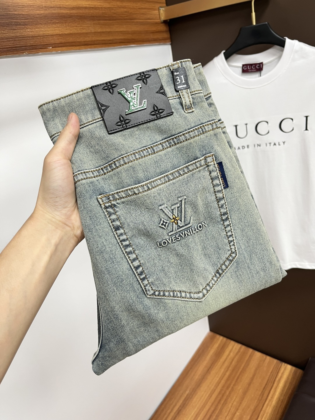 NO:471579,LV The latest jeans in summer 2025 are stress-free when entering and leaving the store. Hot-selling counters. Taste and value are shared. They are very comfortable to wear. Low-key and luxurious. They are very classy when worn. There is no need to say much about the style and cutting of the pants. The upper body is exquisite and vivid. The truly first-class quality is a top-notch material. The real palace-grade casual pants are made of Turkey cotton and produce the most famous tannin fabric. The quality is excellent. The pants are soft after heavy washing. The straight-footed style is not picky. The upper body is absolutely stylish. L25 is extremely luxurious!  Size 29-38, louis vuitton,jeans,alexander wang19860909LV 2025年夏季最新品牛仔裤出入专卖店无压力 专柜热销款 品味与价值共享 身穿着非常舒适 低调不失奢华 穿出去非常有档次,裤型款式和裁剪亦无需多言 上身精致跃然.真正一等一顶级质料 真正殿堂级的休闲裤,选用土耳其的棉花 生产出最有名的单宁布 品质卓然 经过重水洗使得裤子很柔软 直脚的版型 不挑人 上身绝对的有型 L25 极度奢华！尺码29-38,,louis vuitton,jeans,alexander wang,Men's clothing