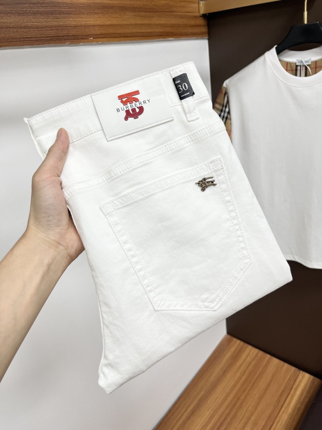 NO:430957,Burberry’s latest summer 2025 jeans are stress-free when entering and leaving the store. Hot-selling counters, taste and value sharing. They are very comfortable to wear, low-key and luxurious. They are very classy when worn, and there is no need to say much about the style and cutting of the pants. The upper body is exquisite and vivid. The truly first-class quality is a truly palace-grade casual pants, which are made of Turkish cotton, and produce the most famous tannin cloth. The quality is excellent. The pants are soft after heavy washing. The straight-footed style is not picky. The upper body is absolutely stylish. L25 is extremely luxurious!  Size 29-38, Burberry, jeans, alexander wang19860909巴宝莉 2025年夏季最新品牛仔裤出入专卖店无压力 专柜热销款 品味与价值共享 身穿着非常舒适 低调不失奢华 穿出去非常有档次,裤型款式和裁剪亦无需多言 上身精致跃然.真正一等一顶级质料 真正殿堂级的休闲裤,选用土耳其的棉花 生产出最有名的单宁布 品质卓然 经过重水洗使得裤子很柔软 直脚的版型 不挑人 上身绝对的有型 L25 极度奢华！尺码29-38,,burberry,jeans,alexander wang,Men's clothing