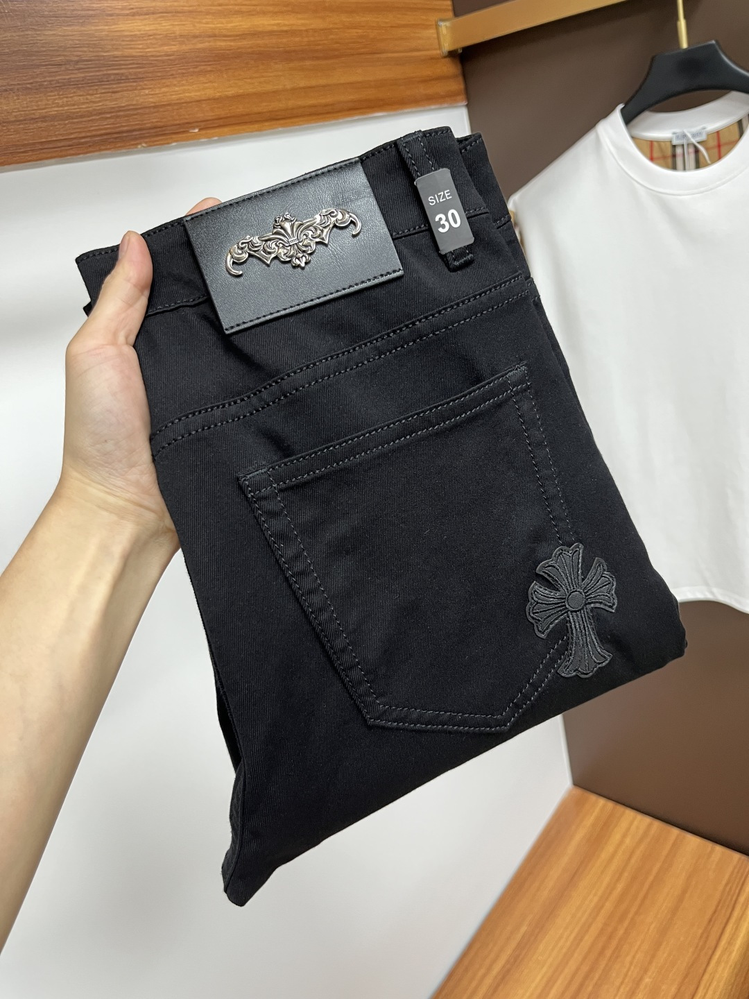 NO:437927,Croxin The latest jeans in summer 2025 are stress-free when entering and leaving the store. Hot-selling counters. Taste and value are shared. They are very comfortable to wear. Low-key and luxurious. They are very classy when worn. There is no need to say much about the style and cutting of the pants. The upper body is exquisite and vivid. The truly first-class quality is a top-notch material. The real palace-grade casual pants are made of Turkey cotton and produce the most famous tannin fabric. The quality is excellent. The pants are soft after heavy washing. The straight-footed style is not picky. The upper body is absolutely stylish. L25 is extremely luxurious!  Size 29-38, Chrome hearts, jeans, alexander wang19860909克罗心 2025年夏季最新品牛仔裤出入专卖店无压力 专柜热销款 品味与价值共享 身穿着非常舒适 低调不失奢华 穿出去非常有档次,裤型款式和裁剪亦无需多言 上身精致跃然.真正一等一顶级质料 真正殿堂级的休闲裤,选用土耳其的棉花 生产出最有名的单宁布 品质卓然 经过重水洗使得裤子很柔软 直脚的版型 不挑人 上身绝对的有型 L25 极度奢华！尺码29-38,,chrome hearts,jeans,alexander wang,Men's clothing