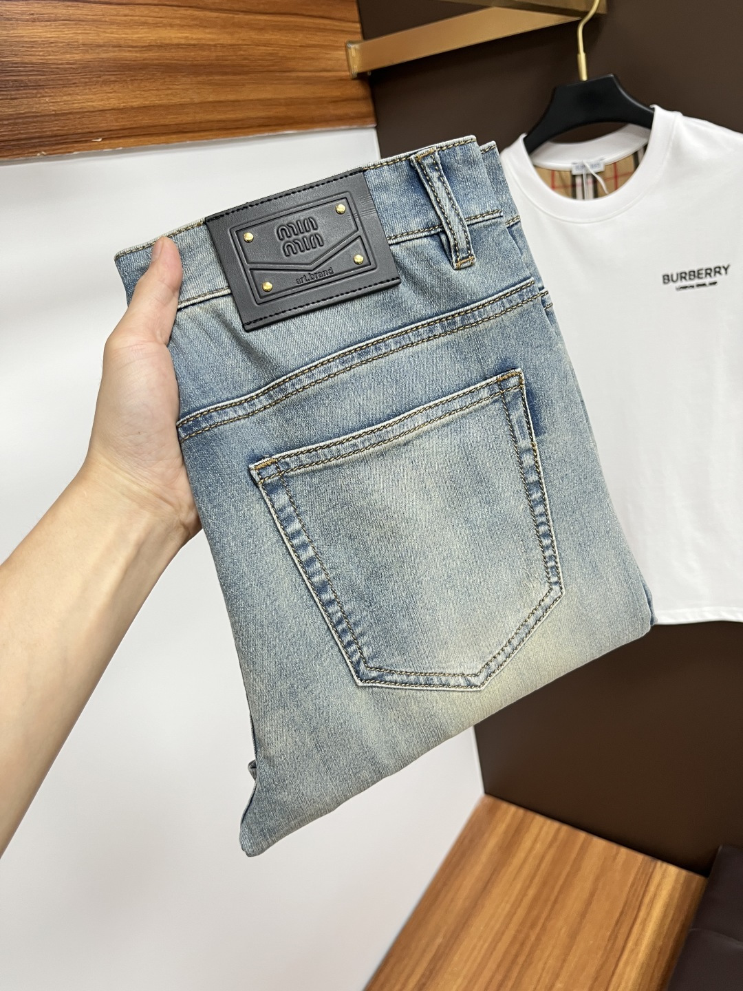 NO:474080,miumiu The latest jeans in summer 2025 are stress-free when entering and leaving the store. Hot-selling counters. Taste and value are shared. They are very comfortable to wear. Low-key and luxurious. They are very classy when worn. There is no need to say much about the style and cutting of the pants. The upper body is exquisite and vivid. The true first-class quality is a truly palace-grade casual pants, which are made of Turkish cotton, and produce the most famous tannin cloth. The quality is excellent. The pants are soft after heavy washing. The straight-footed style is not picky. The upper body is absolutely stylish. L25 is extremely luxurious!  Size 29-38, miumiu, jeans, alexander wang19860909miumiu 2025年夏季最新品牛仔裤出入专卖店无压力 专柜热销款 品味与价值共享 身穿着非常舒适 低调不失奢华 穿出去非常有档次,裤型款式和裁剪亦无需多言 上身精致跃然.真正一等一顶级质料 真正殿堂级的休闲裤,选用土耳其的棉花 生产出最有名的单宁布 品质卓然 经过重水洗使得裤子很柔软 直脚的版型 不挑人 上身绝对的有型 L25 极度奢华！尺码29-38,,miumiu,jeans,alexander wang,Men's clothing