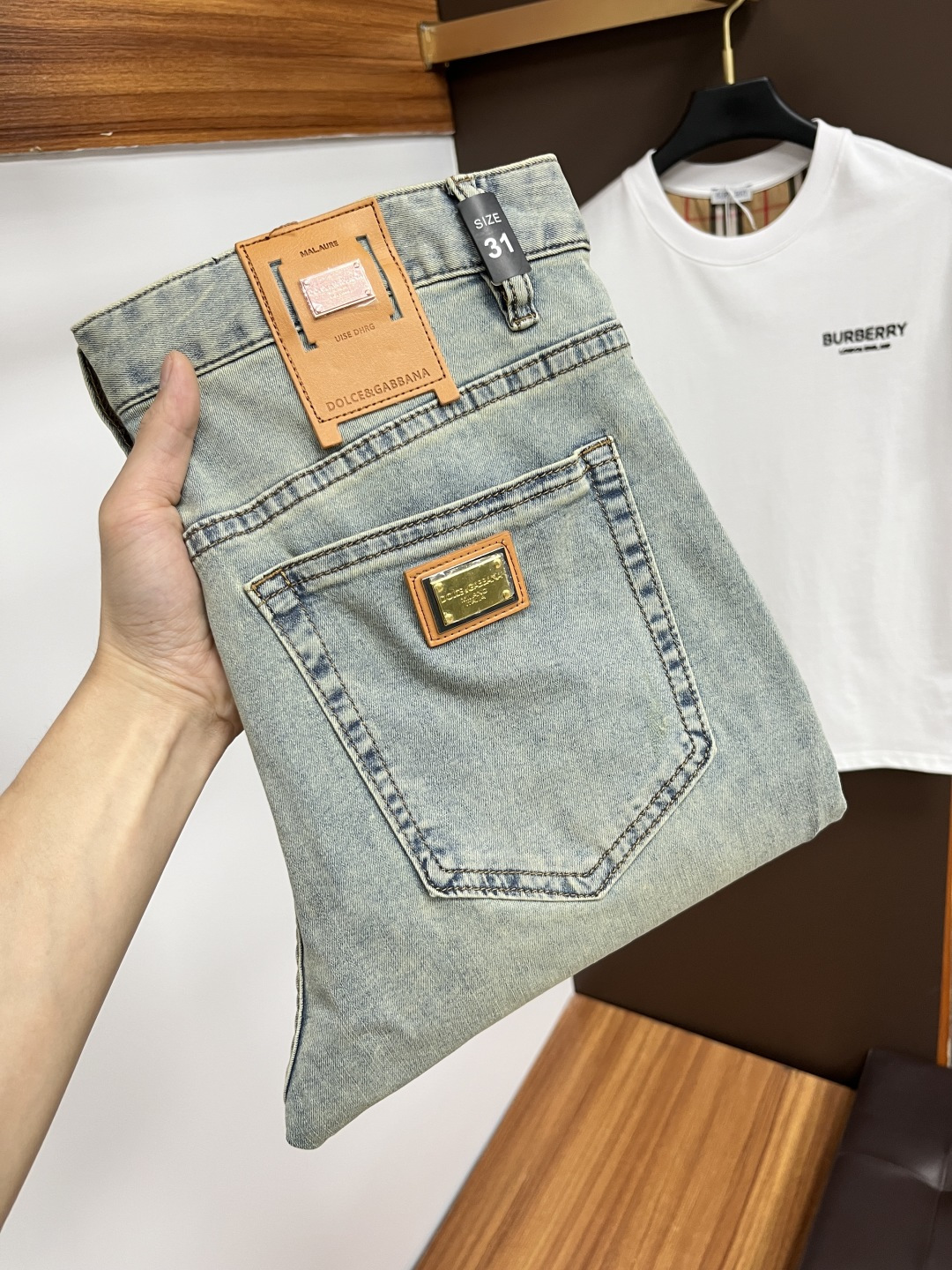 NO:474083,DG's latest summer 2025 jeans are stress-free when entering and leaving the store. Hot-selling counters. Taste and value are shared. They are very comfortable to wear. Low-key and luxurious. They are very classy when worn. There is no need to say much about the style and cutting of the pants. The upper body is exquisite and vivid. The truly first-class quality is a top-notch material. The real palace-grade casual pants are made of Turkey cotton and produce the most famous tannin fabric. The quality is excellent. The pants are soft after heavy washing. The straight-footed style is not picky. The upper body is absolutely stylish. L25 is extremely luxurious!  Size 29-38, jeans,alexander wang19860909DG 2025年夏季最新品牛仔裤出入专卖店无压力 专柜热销款 品味与价值共享 身穿着非常舒适 低调不失奢华 穿出去非常有档次,裤型款式和裁剪亦无需多言 上身精致跃然.真正一等一顶级质料 真正殿堂级的休闲裤,选用土耳其的棉花 生产出最有名的单宁布 品质卓然 经过重水洗使得裤子很柔软 直脚的版型 不挑人 上身绝对的有型 L25 极度奢华！尺码29-38,,jeans,alexander wang,Men's clothing