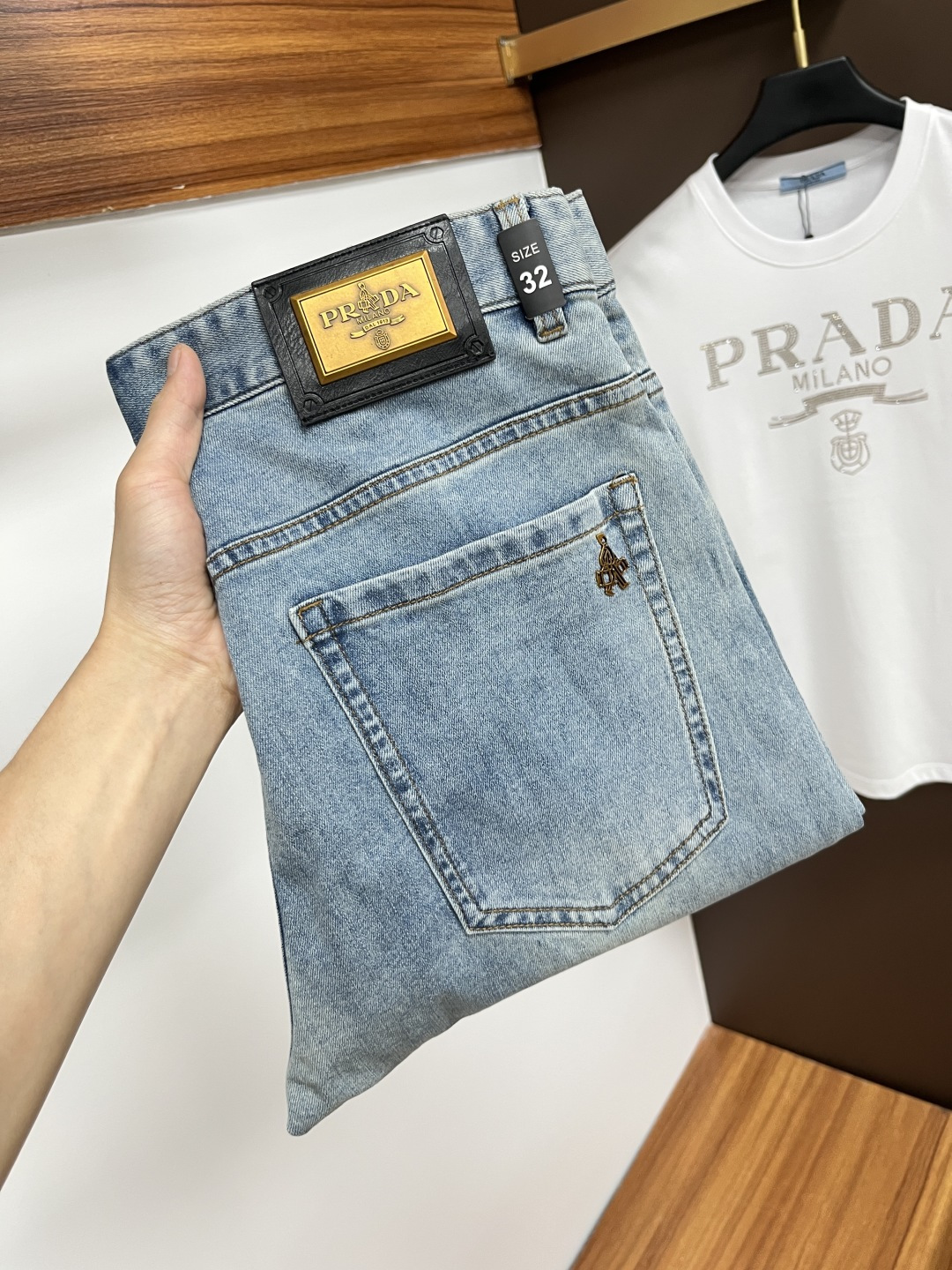 NO:468941,Prada's latest summer jeans are stress-free when entering and leaving the store. Hot-selling counters. Taste and value are shared. They are very comfortable to wear. Low-key and luxurious. They are very classy when worn. There is no need to say much about the style and cutting of the pants. The upper body is exquisite and vivid. The true first-class quality is a truly palace-grade casual pants, which are made of Turkish cotton, and produce the most famous tannin cloth. The quality is excellent. The pants are soft after heavy washing. The straight-footed style is not picky. The upper body is absolutely stylish. L25 is extremely luxurious!  Size 29-38, prada, jeans, alexander wang19860909普拉达 年夏季最新品牛仔裤出入专卖店无压力 专柜热销款 品味与价值共享 身穿着非常舒适 低调不失奢华 穿出去非常有档次,裤型款式和裁剪亦无需多言 上身精致跃然.真正一等一顶级质料 真正殿堂级的休闲裤,选用土耳其的棉花 生产出最有名的单宁布 品质卓然 经过重水洗使得裤子很柔软 直脚的版型 不挑人 上身绝对的有型 L25 极度奢华！尺码29-38,,prada,jeans,alexander wang,Men's clothing