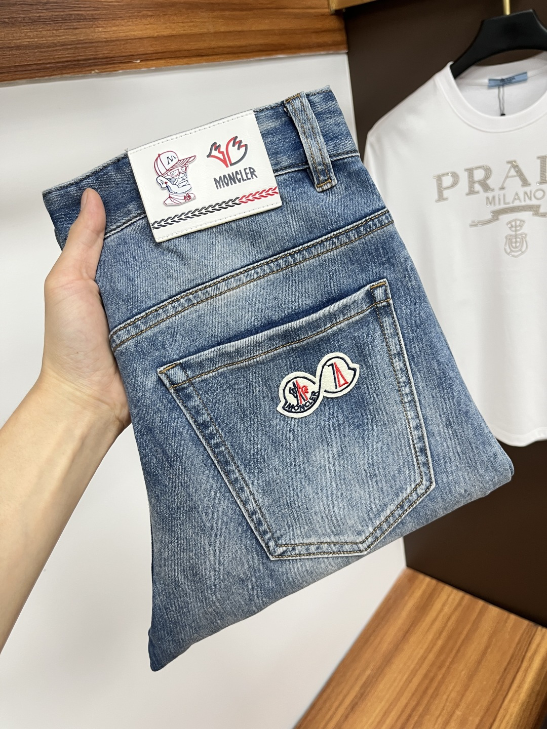 NO:437933,The latest jeans in summer 2025 are stress-free when entering and leaving the store. Hot-selling counters. Taste and value are shared. They are very comfortable to wear. Low-key and luxurious. They are very classy when worn. There is no need to say much about the style and cutting of the pants. The upper body is exquisite and vivid. The truly first-class quality is a top-notch material. The real palace-grade casual pants are made of Turkish cotton and produce the most famous tannin fabric. The quality is excellent. The pants are soft after heavy washing. The straight-footed style is not picky. The upper body is absolutely stylish. L25 is extremely luxurious!  Size 29-38, Moncler, jeans, alexander wang19860909蒙口 2025年夏季最新品牛仔裤出入专卖店无压力 专柜热销款 品味与价值共享 身穿着非常舒适 低调不失奢华 穿出去非常有档次,裤型款式和裁剪亦无需多言 上身精致跃然.真正一等一顶级质料 真正殿堂级的休闲裤,选用土耳其的棉花 生产出最有名的单宁布 品质卓然 经过重水洗使得裤子很柔软 直脚的版型 不挑人 上身绝对的有型 L25 极度奢华！尺码29-38,,Moncler,jeans,alexander wang,Men's clothing