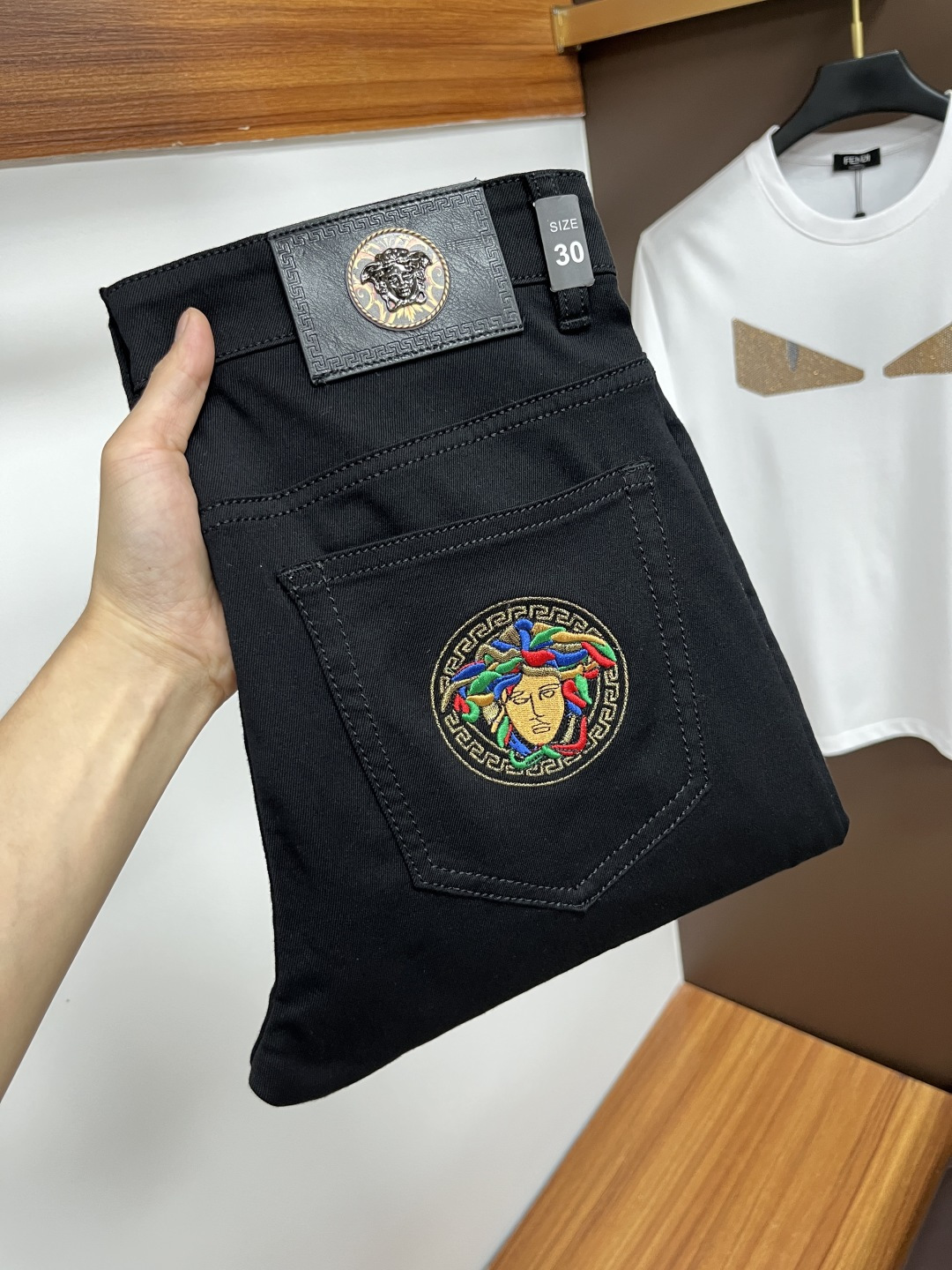 NO:457637,Versace The latest jeans in summer 2025 are stress-free when entering and leaving the store. Hot-selling counters. Taste and value are shared. They are very comfortable to wear. Low-key and luxurious. They are very classy when worn. There is no need to say much about the style and cutting of the pants. The upper body is exquisite and vivid. The truly first-class quality is a top-notch material. The real palace-grade casual pants are made of Turkey cotton and produce the most famous tannin fabric. The quality is excellent. The pants are soft after heavy washing. The straight-footed style is not picky. The upper body is absolutely stylish. L25 is extremely luxurious!  Size 29-38, versace, jeans, alexander wang19860909范思哲 2025年夏季最新品牛仔裤出入专卖店无压力 专柜热销款 品味与价值共享 身穿着非常舒适 低调不失奢华 穿出去非常有档次,裤型款式和裁剪亦无需多言 上身精致跃然.真正一等一顶级质料 真正殿堂级的休闲裤,选用土耳其的棉花 生产出最有名的单宁布 品质卓然 经过重水洗使得裤子很柔软 直脚的版型 不挑人 上身绝对的有型 L25 极度奢华！尺码29-38,,versace,jeans,alexander wang,Men's clothing