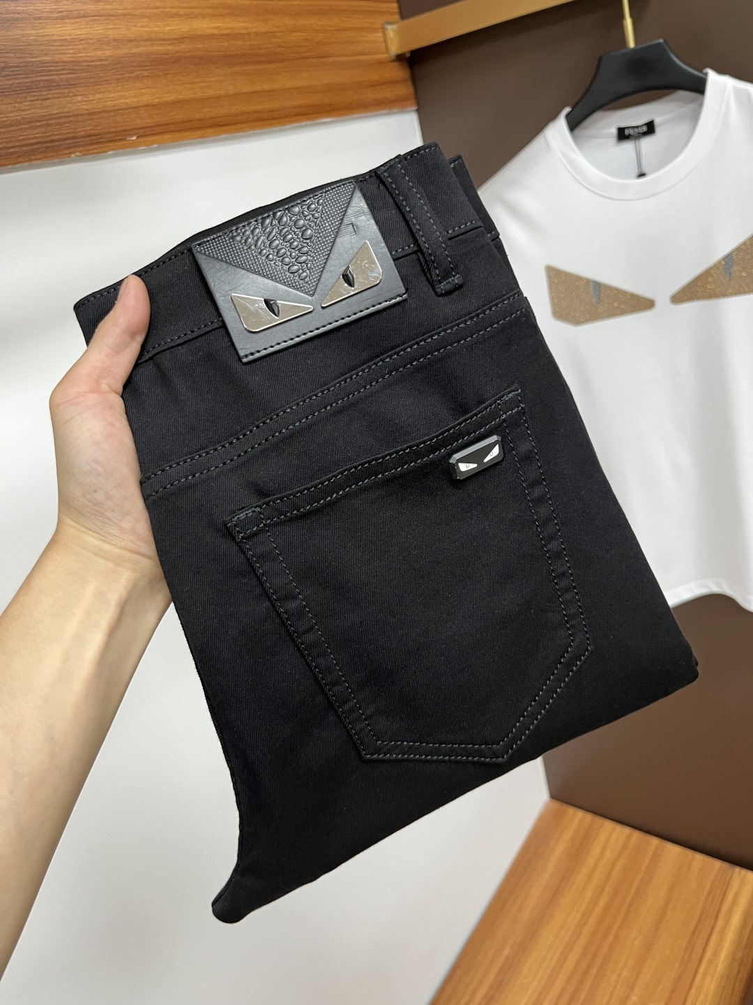 NO:471611,Fendi The latest jeans in summer 2025 are stress-free when entering and leaving the store. Hot-selling counters. Taste and value are shared. They are very comfortable to wear. Low-key and luxurious. They are very classy when worn. There is no need to say much about the style and cutting of the pants. The upper body is exquisite and vivid. The truly first-class quality is a top-notch material. The real palace-grade casual pants are made of Turkey cotton and produce the most famous tannin fabric. The quality is excellent. The pants are soft after heavy washing. The straight-footed style is not picky. The upper body is absolutely stylish. L25 is extremely luxurious!  Size 29-38, fendi, jeans, alexander wang19860909芬迪 2025年夏季最新品牛仔裤出入专卖店无压力 专柜热销款 品味与价值共享 身穿着非常舒适 低调不失奢华 穿出去非常有档次,裤型款式和裁剪亦无需多言 上身精致跃然.真正一等一顶级质料 真正殿堂级的休闲裤,选用土耳其的棉花 生产出最有名的单宁布 品质卓然 经过重水洗使得裤子很柔软 直脚的版型 不挑人 上身绝对的有型 L25 极度奢华！尺码29-38,,fendi,jeans,alexander wang,Men's clothing