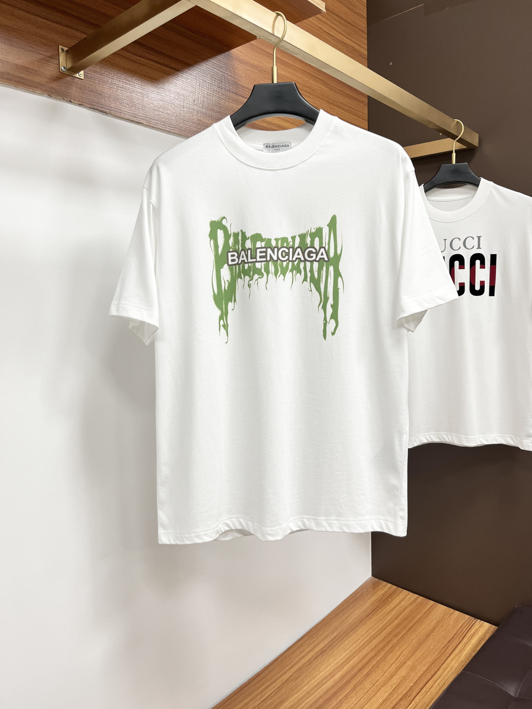 NO:426689,Balenciaga 25 spring and summer new brand letter logo logo short-sleeved T-shirt, DB custom 80 double-strand mercerized cotton fabric; black and white Size S-XXL OVER SIZE, please report height and weight when reporting the order, balenciaga, T-shirt,tees, t-shirt,alexander wang19860909巴黎世家 25春夏新品品牌字母徽标标识短袖T恤,DB定制80支双股丝光棉面料；黑色 白色 尺码S-XXL OVER SIZE,报单请报身高体重,,balenciaga,T-shirt,tees，t-shirt,alexander wang,Men's clothing