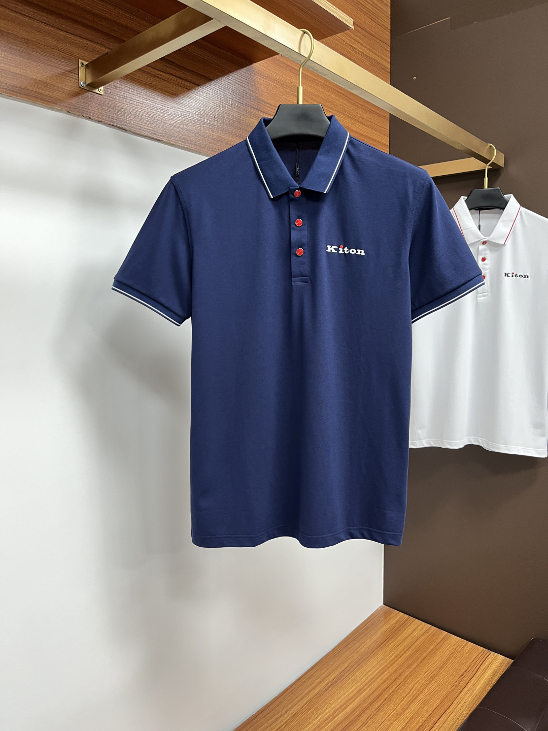 NO:426701,Kiton's classic Polo collar design in spring and summer 2025 is matched with simple single-breasted lines, neat and smooth lines, cleverly modifying the neck lines, showing elegant and gentlemanly style. The exquisite brand logo on the left chest adopts traceless pressing process, delicate and flat, and reveals luxurious texture in low-key, showing the brand's ingenuity and quality pursuit in the subtleties. Selected high-quality fabrics, soft and smooth, breathable, and comfortable to wear. Whether it is to attend a business occasion with casual trousers, showing professionalism and ability; or to combine it with jeans to create a daily look to create a relaxed and comfortable atmosphere, it can be perfectly adapted. ZZ helps you interpret diverse styles with a calm attitude and show your unique taste. Size M-3XL, jeans, alexander wang19860909Kiton 2025春夏经典的Polo领设计,搭配简洁的单排扣,线条利落流畅,巧妙修饰颈部线条,彰显优雅绅士格调.左胸处精致的品牌标识,采用无痕压胶工艺,细腻而平整,低调间流露奢华质感,于细微之处展现品牌匠心与品质追求. 精选优质面料,触感柔软顺滑,透气性佳,穿着舒适自在.无论是搭配休闲西裤出席商务场合,展现专业干练；还是与牛仔裤组合打造日常造型,营造轻松惬意氛围,它都能完美适配,ZZ助你以从容姿态诠释多样风格,尽显独特品味. 尺码M-3XL,,jeans,alexander wang,Men's clothing