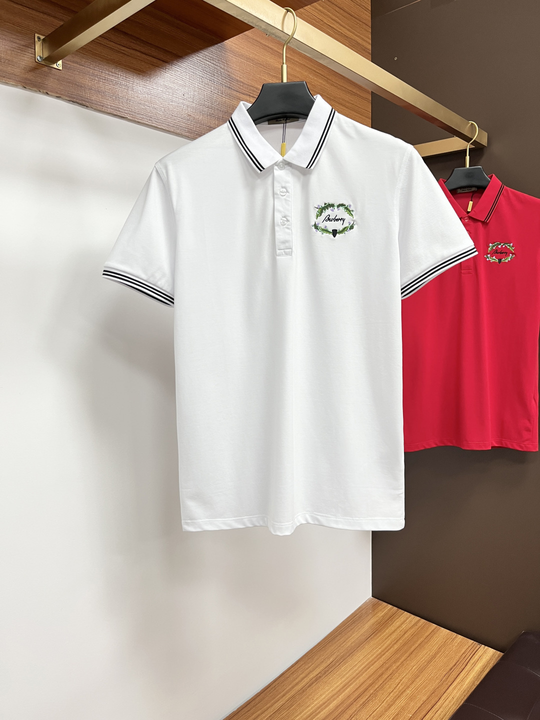 NO:426707,Burberry's classic Polo collar design in spring and summer 2025 is matched with simple single-breasted lines, neat and smooth lines, cleverly modifying the neck lines, showing elegant and gentlemanly style. The exquisite brand logo on the left chest adopts traceless pressing process, delicate and flat, and reveals luxurious texture in low-key, showing the brand's ingenuity and quality pursuit in the subtleties. Selected high-quality fabrics, soft and smooth, with good breathability, and comfortable and comfortable wearing. Whether it is to wear casual trousers to show professionalism and ability; or to combine with jeans to create a daily look to create a relaxed and comfortable atmosphere, it can be perfectly adapted. ZZ helps you interpret diverse styles with a calm attitude and show your unique taste. Size M-3XL, burberry, jeans, alexander wang19860909巴宝莉 2025春夏经典的Polo领设计,搭配简洁的单排扣,线条利落流畅,巧妙修饰颈部线条,彰显优雅绅士格调.左胸处精致的品牌标识,采用无痕压胶工艺,细腻而平整,低调间流露奢华质感,于细微之处展现品牌匠心与品质追求. 精选优质面料,触感柔软顺滑,透气性佳,穿着舒适自在.无论是搭配休闲西裤出席商务场合,展现专业干练；还是与牛仔裤组合打造日常造型,营造轻松惬意氛围,它都能完美适配,ZZ助你以从容姿态诠释多样风格,尽显独特品味. 尺码M-3XL,,burberry,jeans,alexander wang,Men's clothing