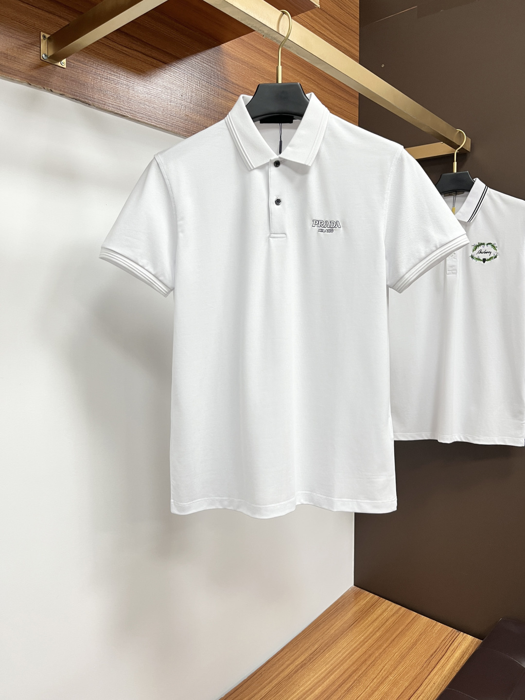 NO:426712,Prada 2025 spring and summer classic Polo collar design, paired with simple single-breasted lines, neat and smooth lines, cleverly modifying the neck lines, showing elegant and gentlemanly style. The exquisite brand logo on the left chest adopts traceless pressing process, delicate and flat, low-key, and luxurious texture, showing the brand's ingenuity and quality pursuit in the subtleties. Selected high-quality fabrics, soft and smooth, breathable, and comfortable and comfortable to wear. Whether it is to wear casual trousers to show professionalism and ability; or to combine them with jeans to create a daily look to create a relaxed and comfortable atmosphere, it can be perfectly adapted. ZZ helps you interpret diverse styles with a calm attitude and show your unique taste. Size M-3XL,,prada,jeans,alexander wang19860909普拉达 2025春夏经典的Polo领设计,搭配简洁的单排扣,线条利落流畅,巧妙修饰颈部线条,彰显优雅绅士格调.左胸处精致的品牌标识,采用无痕压胶工艺,细腻而平整,低调间流露奢华质感,于细微之处展现品牌匠心与品质追求. 精选优质面料,触感柔软顺滑,透气性佳,穿着舒适自在.无论是搭配休闲西裤出席商务场合,展现专业干练；还是与牛仔裤组合打造日常造型,营造轻松惬意氛围,它都能完美适配,ZZ助你以从容姿态诠释多样风格,尽显独特品味. 尺码M-3XL,,prada,jeans,alexander wang,Men's clothing