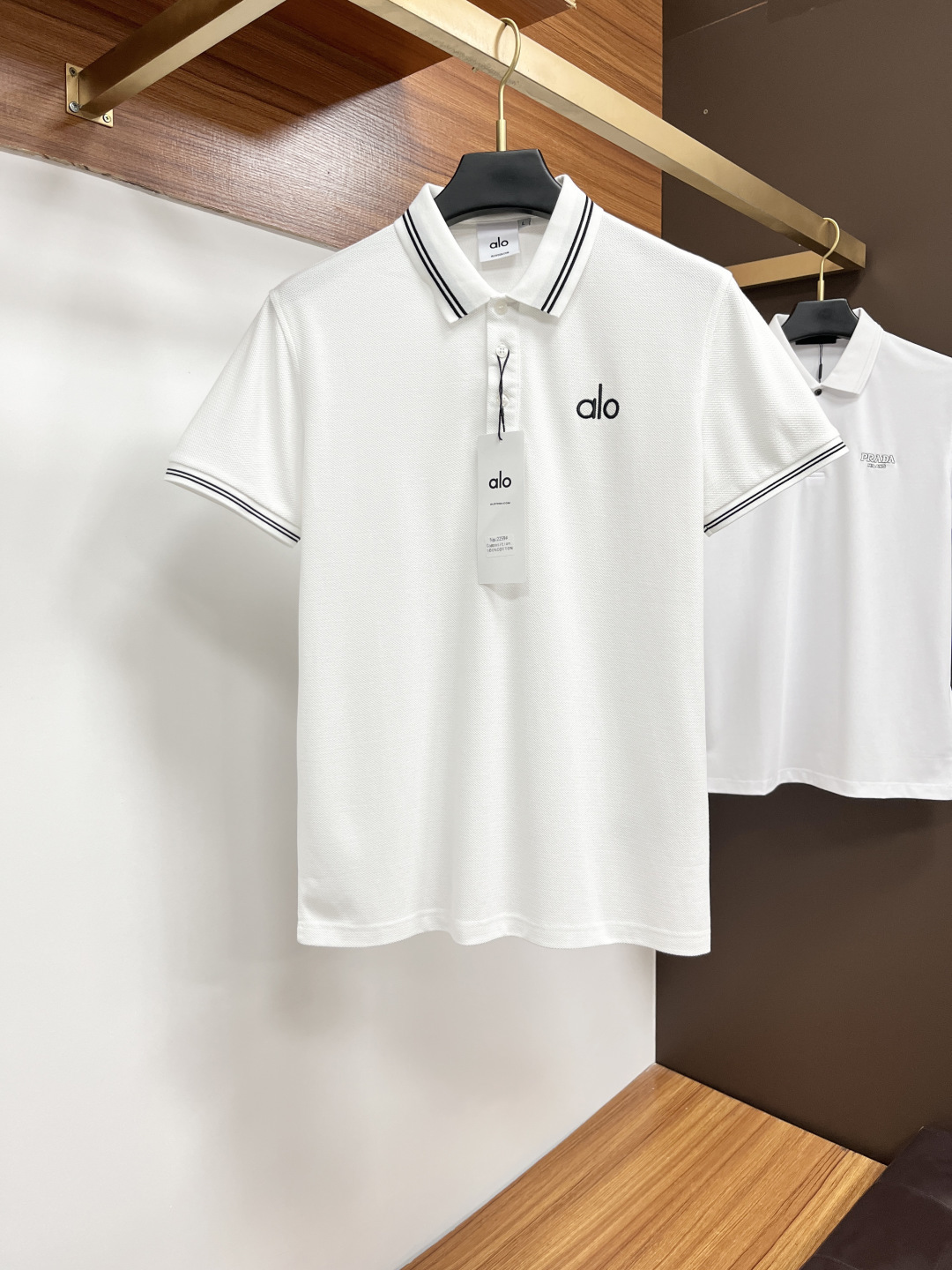 NO:426717,alo 2025 spring and summer classic Polo collar design, paired with simple single-breasted lines, neat and smooth lines, cleverly modifying the neck lines, showing elegant and gentlemanly style. The exquisite brand logo on the left chest adopts traceless pressing process, delicate and flat, low-key, and luxurious texture, showing the brand's ingenuity and quality pursuit in the subtleties. Selected high-quality fabrics, soft and smooth, breathable, and comfortable and comfortable to wear. Whether it is to wear casual trousers to show professionalism and ability; or to combine with jeans to create a daily look to create a relaxed and comfortable atmosphere, it can be perfectly adapted. ZZ helps you interpret diverse styles with a calm attitude and show your unique taste. Size M-3XL, jeans, alexander wang19860909alo 2025春夏经典的Polo领设计,搭配简洁的单排扣,线条利落流畅,巧妙修饰颈部线条,彰显优雅绅士格调.左胸处精致的品牌标识,采用无痕压胶工艺,细腻而平整,低调间流露奢华质感,于细微之处展现品牌匠心与品质追求. 精选优质面料,触感柔软顺滑,透气性佳,穿着舒适自在.无论是搭配休闲西裤出席商务场合,展现专业干练；还是与牛仔裤组合打造日常造型,营造轻松惬意氛围,它都能完美适配,ZZ助你以从容姿态诠释多样风格,尽显独特品味. 尺码M-3XL,,jeans,alexander wang,Men's clothing