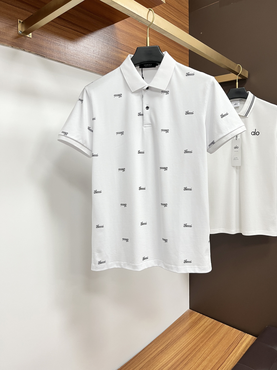 NO:426722,Guqi 2025 spring and summer classic Polo collar design, paired with simple single-breasted lines, neat and smooth lines, cleverly modifying the neck lines, showing elegant and gentlemanly style. The exquisite brand logo on the left chest adopts traceless pressing process, delicate and flat, low-key, and luxurious texture, showing the brand's ingenuity and quality pursuit in the subtleties. Selected high-quality fabrics, soft and smooth, breathable, and comfortable and comfortable to wear. Whether it is to wear casual trousers to show professionalism and ability; or to combine with jeans to create a daily look to create a relaxed and comfortable atmosphere, it can be perfectly adapted. ZZ helps you interpret diverse styles with a calm attitude and show your unique taste. Size M-3XL, jeans, alexander wang19860909古奇 2025春夏经典的Polo领设计,搭配简洁的单排扣,线条利落流畅,巧妙修饰颈部线条,彰显优雅绅士格调.左胸处精致的品牌标识,采用无痕压胶工艺,细腻而平整,低调间流露奢华质感,于细微之处展现品牌匠心与品质追求. 精选优质面料,触感柔软顺滑,透气性佳,穿着舒适自在.无论是搭配休闲西裤出席商务场合,展现专业干练；还是与牛仔裤组合打造日常造型,营造轻松惬意氛围,它都能完美适配,ZZ助你以从容姿态诠释多样风格,尽显独特品味. 尺码M-3XL,,jeans,alexander wang,Men's clothing