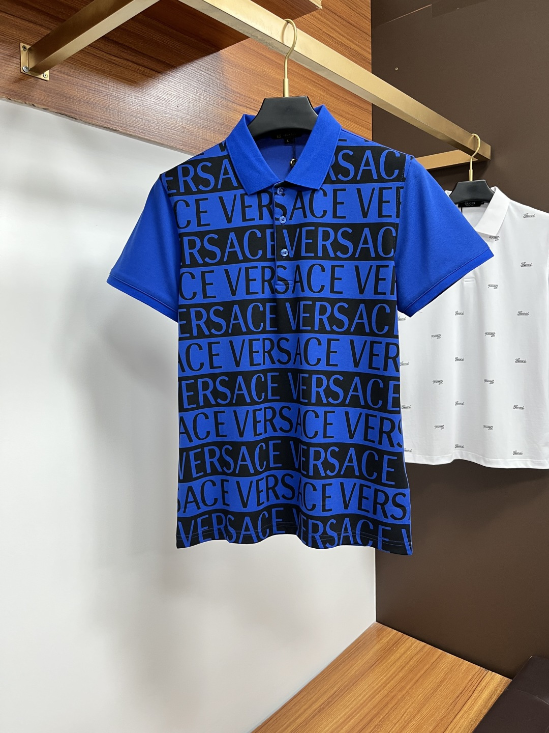 NO:426727,Versace 2025 spring and summer classic Polo collar design, paired with simple single-breasted lines, neat and smooth lines, cleverly modifying the neck lines, showing elegant and gentlemanly style. The exquisite brand logo on the left chest adopts traceless pressing process, delicate and flat, low-key, and luxurious texture, showing the brand's ingenuity and quality pursuit in the subtleties. Selected high-quality fabrics, soft and smooth, breathable, and comfortable and comfortable to wear. Whether it is to wear casual trousers to show professionalism and ability; or to combine them with jeans to create a daily look to create a relaxed and comfortable atmosphere, it can be perfectly adapted. ZZ helps you interpret diverse styles with a calm attitude and show your unique taste. Size M-3XL, versace, jeans, alexander wang19860909范思哲 2025春夏经典的Polo领设计,搭配简洁的单排扣,线条利落流畅,巧妙修饰颈部线条,彰显优雅绅士格调.左胸处精致的品牌标识,采用无痕压胶工艺,细腻而平整,低调间流露奢华质感,于细微之处展现品牌匠心与品质追求. 精选优质面料,触感柔软顺滑,透气性佳,穿着舒适自在.无论是搭配休闲西裤出席商务场合,展现专业干练；还是与牛仔裤组合打造日常造型,营造轻松惬意氛围,它都能完美适配,ZZ助你以从容姿态诠释多样风格,尽显独特品味. 尺码M-3XL,,versace,jeans,alexander wang,Men's clothing