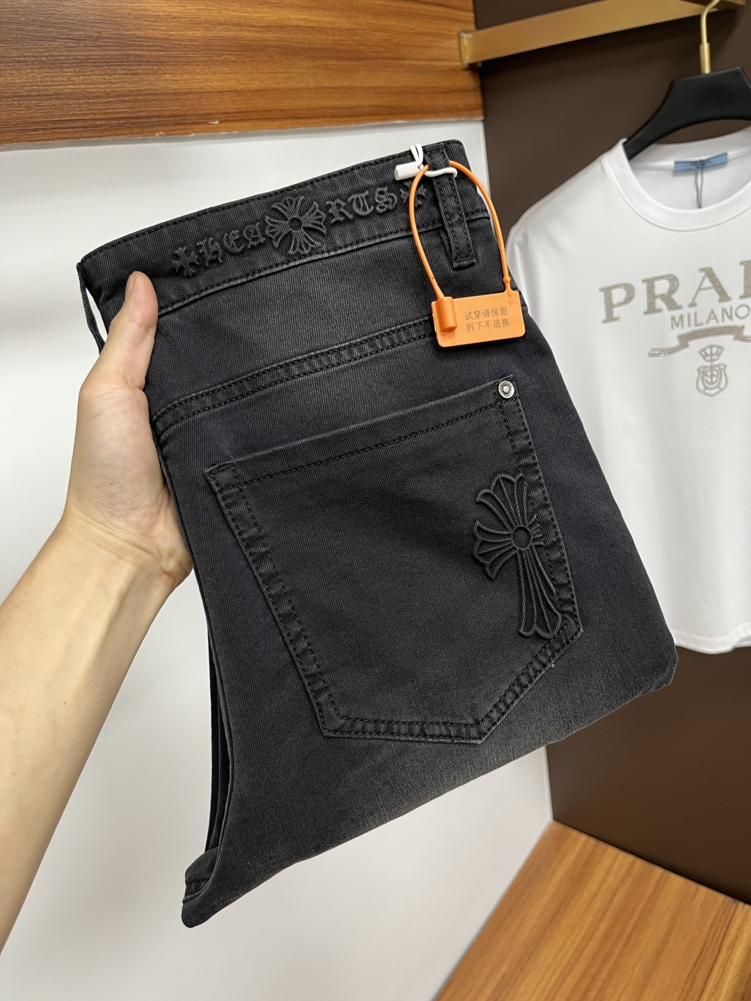 NO:459170,Croxin 2025ss Snake Summer New Year jeans. Original 1:1 production, perfect choice for daily life, simple, atmospheric, fashionable and stylish, customized imported tannin fabric, heavy industry washing process, complex and exquisite workmanship. It is easy to meet the needs of all seasons, soft and elastic, smooth and neat, original auxiliary materials and hardware, L40 upper body is comfortable and easy to match, durable code number 29-38, chrome hearts, jeans, alexander wang19860909克罗心 2025ss蛇年夏季贺岁款牛仔裤.原单1:1制作,日常必备的完美之选,简单大气亦时尚有型,定制进口丹宁面料 ,重工洗水工艺,做工复杂工艺精湛.轻松迎合四季需要,手感柔软带弹力,流畅利落,原版辅料五金,L40上身舒适非常易搭耐看码数29-38,,chrome hearts,jeans,alexander wang,Men's clothing