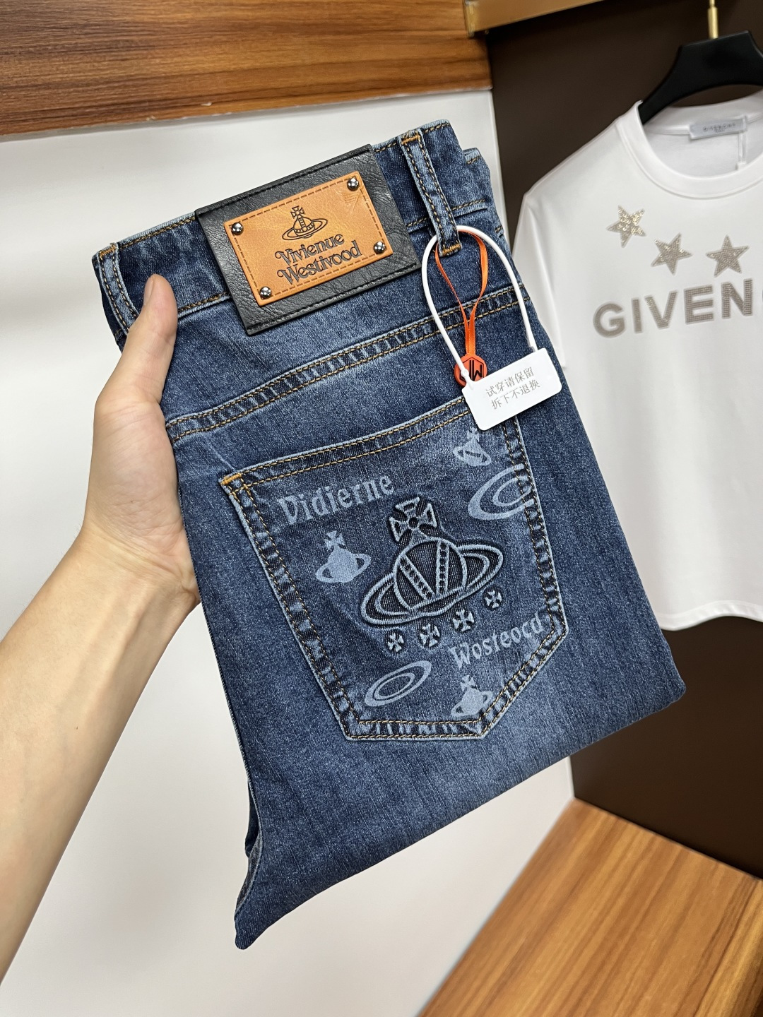 NO:459172,Queen Mother of the Cities 2025 Ss Snake Summer New Year Jeans. Original 1:1 production, perfect choice for daily life, simple, atmospheric, fashionable and stylish, customized imported tannin fabric, heavy industry washing process, complex and exquisite workmanship. It is easy to meet the needs of the four seasons, soft and elastic, smooth and neat, original auxiliary materials, L40 upper body comfortable and easy to match, durable code number 29-38, jeans, alexander wang19860909西太后 2025ss蛇年夏季贺岁款牛仔裤.原单1:1制作,日常必备的完美之选,简单大气亦时尚有型,定制进口丹宁面料 ,重工洗水工艺,做工复杂工艺精湛.轻松迎合四季需要,手感柔软带弹力,流畅利落,原版辅料五金,L40上身舒适非常易搭耐看码数29-38,,jeans,alexander wang,Men's clothing