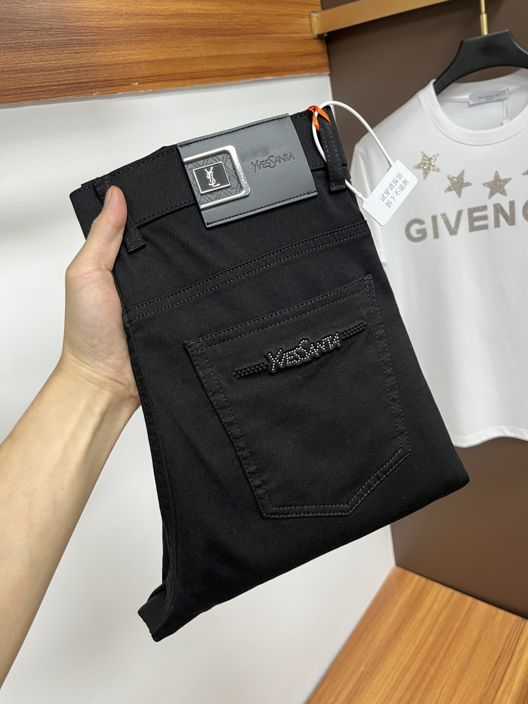 NO:459173,Saint Laurent 2025ss Snake Year Summer New Year Jeans. Original 1:1 production, perfect choice for daily life, simple, atmospheric, fashionable and stylish, customized imported tannin fabric, heavy industry washing process, complex and exquisite workmanship. Easy to meet the needs of all seasons, soft and elastic, smooth and neat, original auxiliary materials, L40 upper body comfortable and easy to match, durable code number 29-38, saint laurent, jeans, alexander wang19860909圣罗兰 2025ss蛇年夏季贺岁款牛仔裤.原单1:1制作,日常必备的完美之选,简单大气亦时尚有型,定制进口丹宁面料 ,重工洗水工艺,做工复杂工艺精湛.轻松迎合四季需要,手感柔软带弹力,流畅利落,原版辅料五金,L40上身舒适非常易搭耐看码数29-38,,saint laurent,jeans,alexander wang,Men's clothing