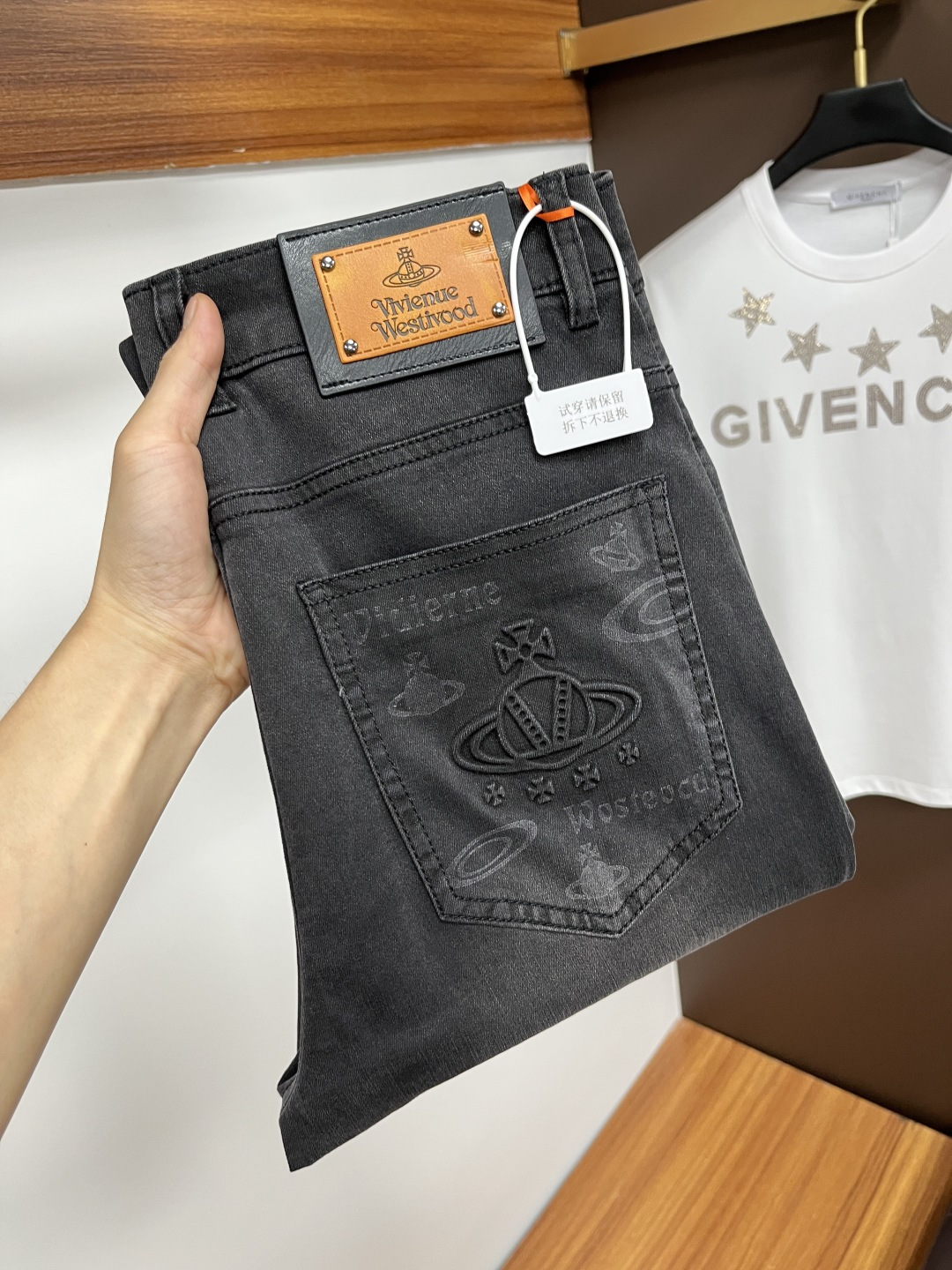 NO:459174,Queen Mother of the Cities 2025 Ss Snake Summer New Year Jeans. Original 1:1 production, perfect choice for daily life, simple, atmospheric, fashionable and stylish, customized imported tannin fabric, heavy industry washing process, complex and exquisite workmanship. It is easy to meet the needs of the four seasons, soft and elastic, smooth and neat, original auxiliary materials, L40 upper body comfortable and easy to match, durable code number 29-38, jeans, alexander wang19860909西太后 2025ss蛇年夏季贺岁款牛仔裤.原单1:1制作,日常必备的完美之选,简单大气亦时尚有型,定制进口丹宁面料 ,重工洗水工艺,做工复杂工艺精湛.轻松迎合四季需要,手感柔软带弹力,流畅利落,原版辅料五金,L40上身舒适非常易搭耐看码数29-38,,jeans,alexander wang,Men's clothing