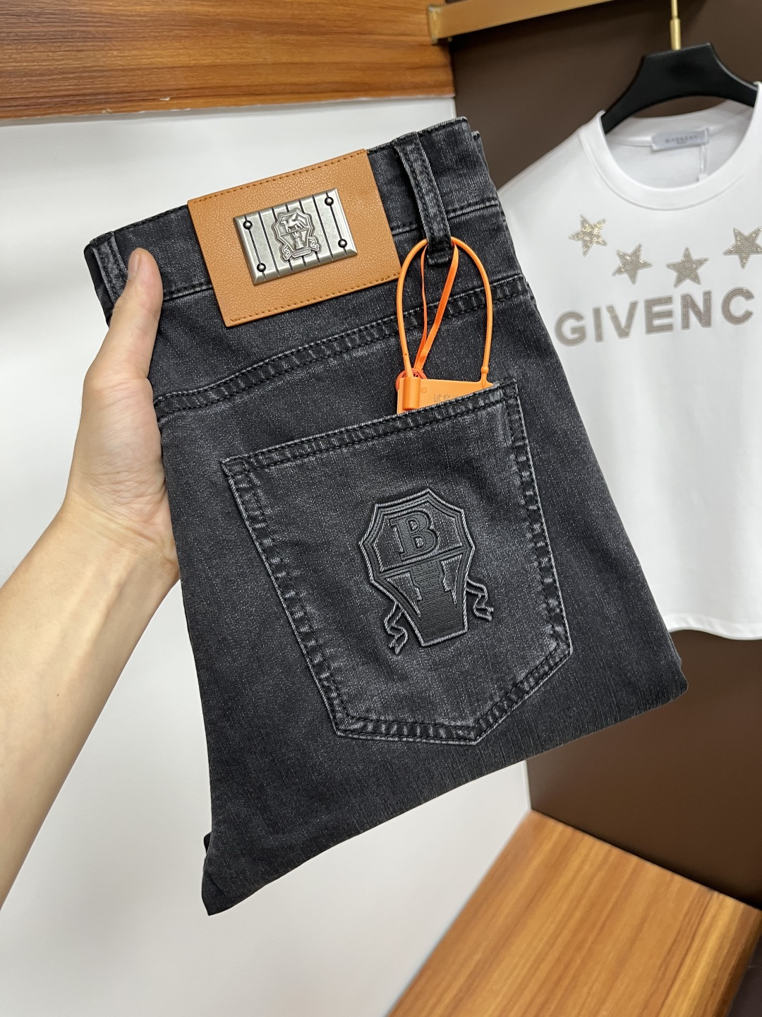 NO:459175,Bruti 2025ss Snake Summer New Year Jeans. Original 1:1 production, perfect choice for daily life, simple, elegant, fashionable and stylish, customized imported tannin fabric, heavy industry washing process, complex and exquisite workmanship. Easy to cater to the needs of all seasons, soft and elastic, smooth and neat, original auxiliary materials, L40 upper body comfortable and easy to match, durable code number 29-38, jeans, alexander wang19860909布鲁提 2025ss蛇年夏季贺岁款牛仔裤.原单1:1制作,日常必备的完美之选,简单大气亦时尚有型,定制进口丹宁面料 ,重工洗水工艺,做工复杂工艺精湛.轻松迎合四季需要,手感柔软带弹力,流畅利落,原版辅料五金,L40上身舒适非常易搭耐看码数29-38,,jeans,alexander wang,Men's clothing