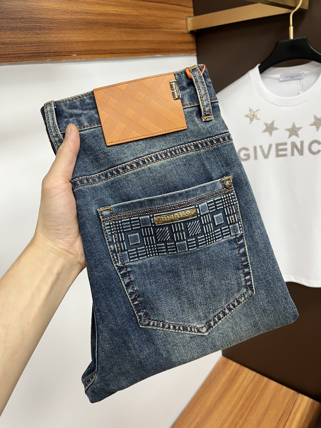 NO:459176,Burberry 2025ss Snake Summer New Year Jeans. Original 1:1 production, perfect choice for daily life, simple, atmospheric, fashionable and stylish, customized imported tannin fabric, heavy industry washing process, complex and exquisite workmanship. It is easy to meet the needs of all seasons, soft and elastic, smooth and neat, original auxiliary materials, L40 upper body comfortable and easy to match, durable code number 29-38, burberry, jeans, alexander wang19860909巴宝莉 2025ss蛇年夏季贺岁款牛仔裤.原单1:1制作,日常必备的完美之选,简单大气亦时尚有型,定制进口丹宁面料 ,重工洗水工艺,做工复杂工艺精湛.轻松迎合四季需要,手感柔软带弹力,流畅利落,原版辅料五金,L40上身舒适非常易搭耐看码数29-38,,burberry,jeans,alexander wang,Men's clothing