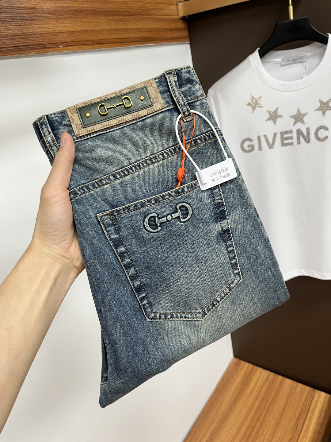 NO:459182,Ferragamo 2025ss Snake Year Summer New Year Jeans. Original 1:1 production, perfect choice for daily life, simple, atmospheric, fashionable and stylish, customized imported tannin fabric, heavy industry washing process, complex and exquisite workmanship. It is easy to meet the needs of all seasons, soft and elastic, smooth and neat, original auxiliary hardware, L40 upper body comfortable and easy to match, durable code number 29-38, ferragamo, jeans, alexander wang19860909菲拉格慕 2025ss蛇年夏季贺岁款牛仔裤.原单1:1制作,日常必备的完美之选,简单大气亦时尚有型,定制进口丹宁面料 ,重工洗水工艺,做工复杂工艺精湛.轻松迎合四季需要,手感柔软带弹力,流畅利落,原版辅料五金,L40上身舒适非常易搭耐看码数29-38,,ferragamo,jeans,alexander wang,Men's clothing