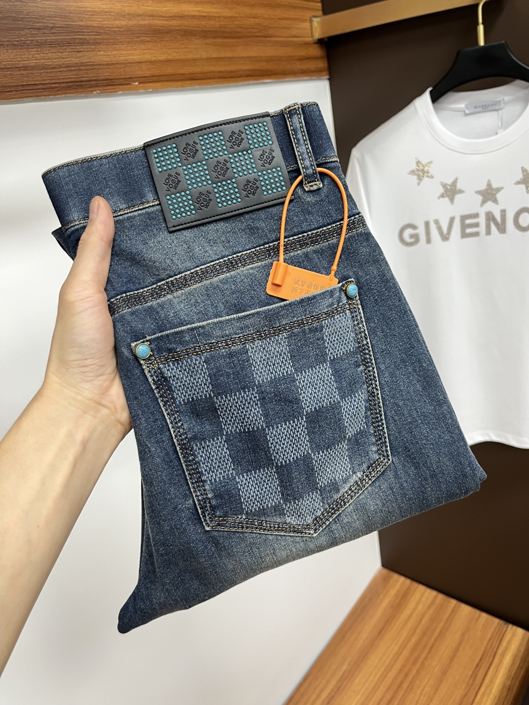 NO:459188,LV 2025ss Snake Year Summer New Year Jeans. Original 1:1 production, perfect choice for daily life, simple, atmospheric, fashionable and stylish, customized imported tannin fabric, heavy industry washing process, complex and exquisite workmanship. Easy to cater to the needs of all seasons, soft and elastic, smooth and neat, original auxiliary hardware, L40 upper body comfortable and easy to match, durable code number 29-38, louis vuitton, jeans, alexander wang19860909LV 2025ss蛇年夏季贺岁款牛仔裤.原单1:1制作,日常必备的完美之选,简单大气亦时尚有型,定制进口丹宁面料 ,重工洗水工艺,做工复杂工艺精湛.轻松迎合四季需要,手感柔软带弹力,流畅利落,原版辅料五金,L40上身舒适非常易搭耐看码数29-38,,louis vuitton,jeans,alexander wang,Men's clothing