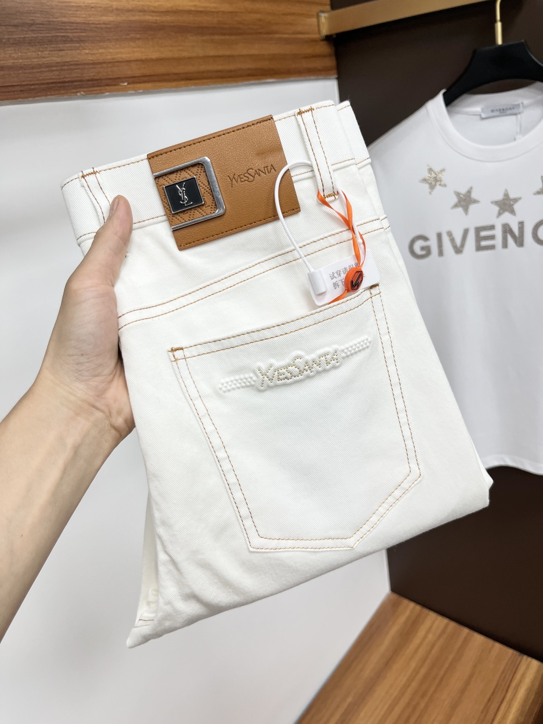 NO:459194,Saint Laurent 2025ss Snake Year Summer New Year Jeans. Original 1:1 production, perfect choice for daily life, simple, atmospheric, fashionable and stylish, customized imported tannin fabric, heavy industry washing process, complex and exquisite workmanship. Easy to meet the needs of all seasons, soft and elastic, smooth and neat, original auxiliary materials, L40 upper body comfortable and easy to match, durable code number 29-38, saint laurent, jeans, alexander wang19860909圣罗兰 2025ss蛇年夏季贺岁款牛仔裤.原单1:1制作,日常必备的完美之选,简单大气亦时尚有型,定制进口丹宁面料 ,重工洗水工艺,做工复杂工艺精湛.轻松迎合四季需要,手感柔软带弹力,流畅利落,原版辅料五金,L40上身舒适非常易搭耐看码数29-38,,saint laurent,jeans,alexander wang,Men's clothing