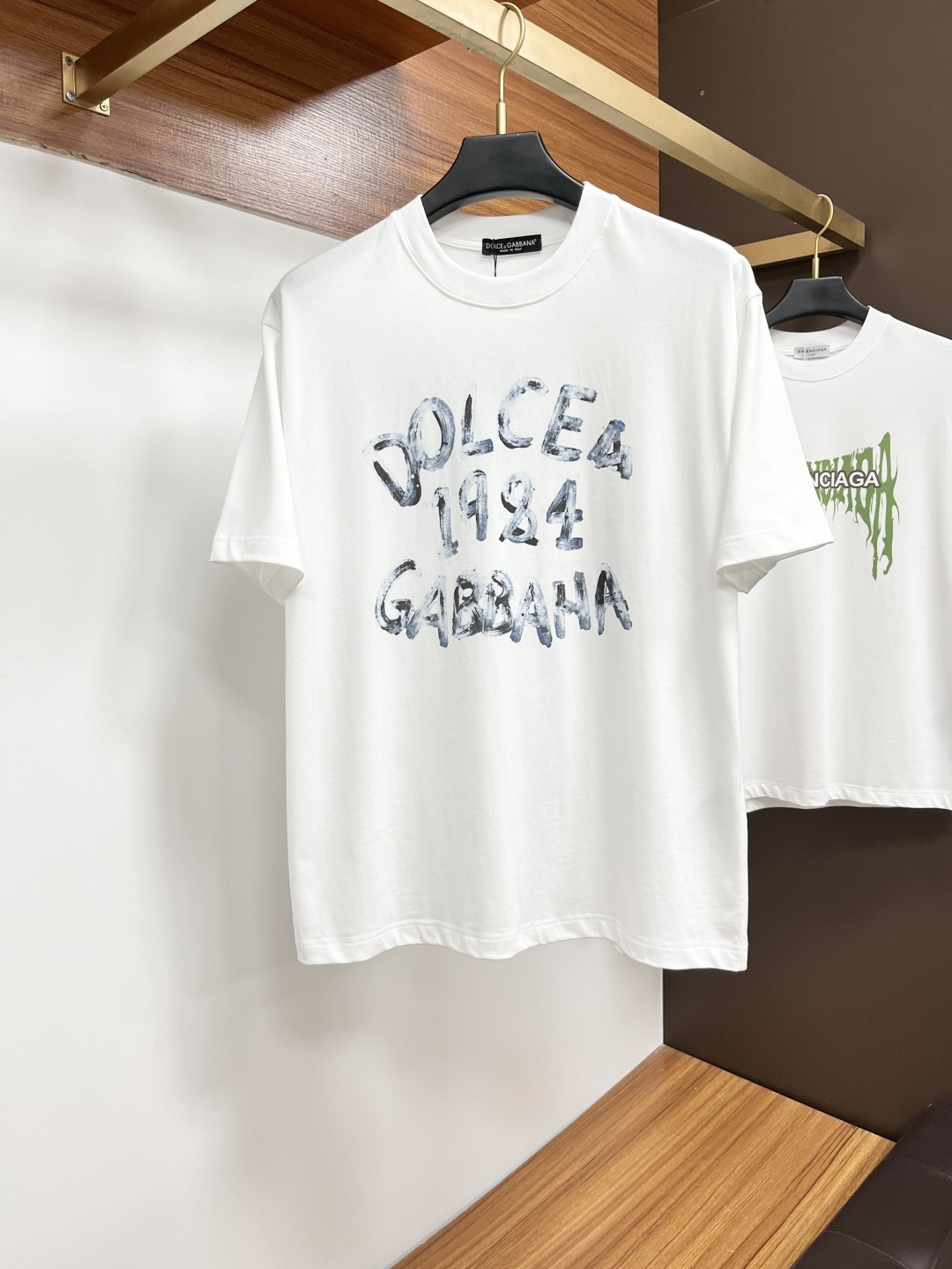 NO:426683,DG 25 Spring and Summer New Brand Letter Logo Logo Short Sleeve T-shirt, DB Customized 80 Double-Strand Mercerized Cotton Fabric; Black and White Size S-XXL OVER SIZE, please report height and weight for orders, T-shirt, tees, t-shirt, alexander wang19860909DG 25春夏新品品牌字母徽标标识短袖T恤,DB定制80支双股丝光棉面料；黑色 白色 尺码S-XXL OVER SIZE,报单请报身高体重,,T-shirt,tees，t-shirt,alexander wang,Men's clothing