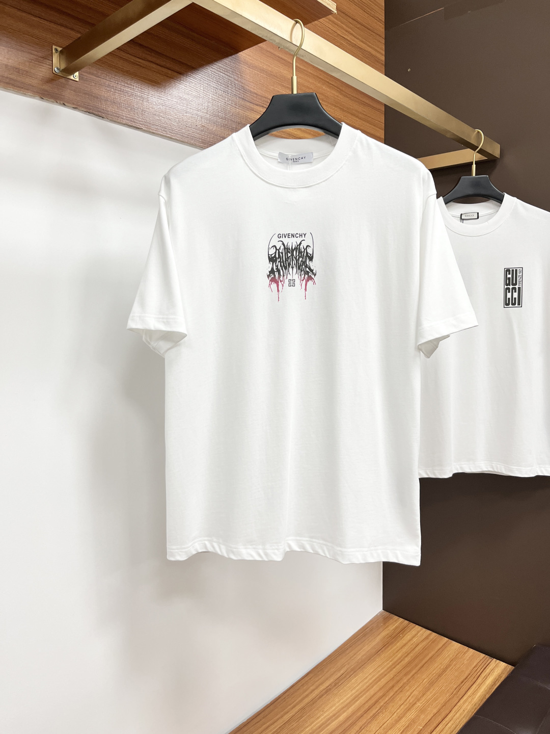 NO:426721,Givenchy 25 Spring and Summer New Brand Letter Logo Logo Short-sleeved T-shirt, DB Customized 80 Double-Strand Mercerized Cotton Fabric; Black and White Size S-XXL OVER SIZE, please report height and weight when reporting the order, given, T-shirt, tees, t-shirt, alexander wang19860909纪梵希 25春夏新品品牌字母徽标标识短袖T恤,DB定制80支双股丝光棉面料；黑色 白色 尺码S-XXL OVER SIZE,报单请报身高体重,,givenchy,T-shirt,tees，t-shirt,alexander wang,Men's clothing