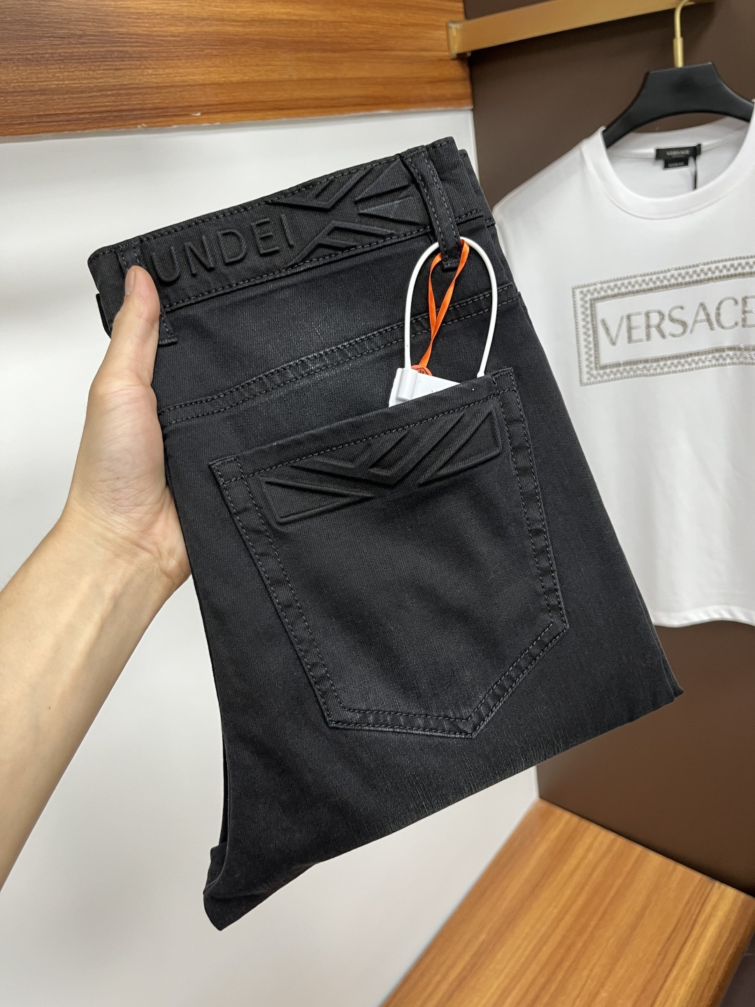 NO:528565,Fendi 2025ss Snake Year Summer New Year Jeans. Original 1:1 production, perfect choice for daily life, simple, atmospheric, fashionable and stylish, customized imported tannin fabric, heavy industry washing process, complex and exquisite workmanship. It is easy to meet the needs of all seasons, soft and elastic, smooth and neat, original auxiliary materials, L40 upper body comfortable and easy to match, durable code number 29-38, fendi, jeans, alexander wang19860909芬迪 2025ss蛇年夏季贺岁款牛仔裤.原单1:1制作,日常必备的完美之选,简单大气亦时尚有型,定制进口丹宁面料 ,重工洗水工艺,做工复杂工艺精湛.轻松迎合四季需要,手感柔软带弹力,流畅利落,原版辅料五金,L40上身舒适非常易搭耐看码数29-38,,fendi,jeans,alexander wang,Men's clothing