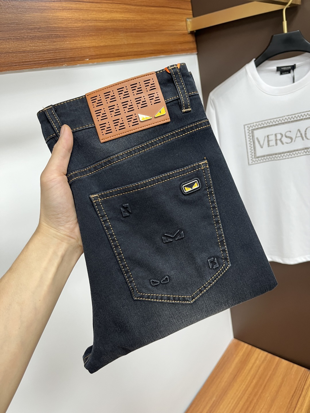 NO:519585,Fendi 2025ss Snake Year Summer New Year Jeans. Original 1:1 production, perfect choice for daily life, simple, atmospheric, fashionable and stylish, customized imported tannin fabric, heavy industry washing process, complex and exquisite workmanship. It is easy to meet the needs of all seasons, soft and elastic, smooth and neat, original auxiliary materials, L40 upper body comfortable and easy to match, durable code number 29-38, fendi, jeans, alexander wang19860909芬迪 2025ss蛇年夏季贺岁款牛仔裤.原单1:1制作,日常必备的完美之选,简单大气亦时尚有型,定制进口丹宁面料 ,重工洗水工艺,做工复杂工艺精湛.轻松迎合四季需要,手感柔软带弹力,流畅利落,原版辅料五金,L40上身舒适非常易搭耐看码数29-38,,fendi,jeans,alexander wang,Men's clothing