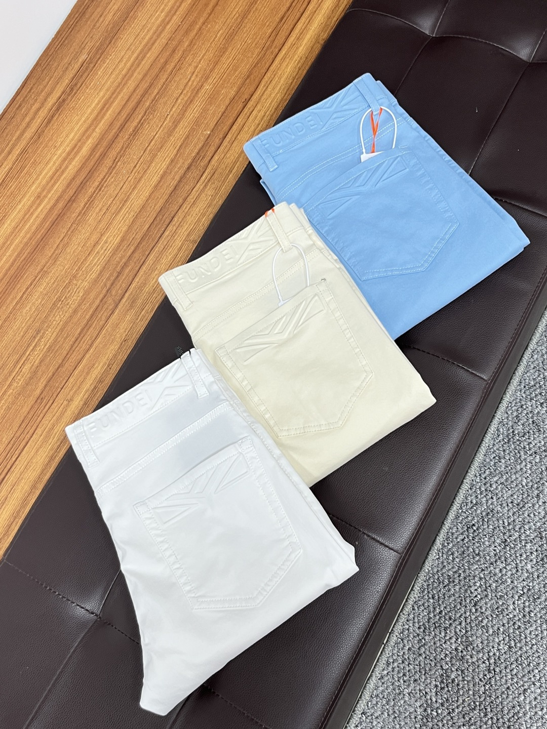 NO:469002,Fendi Ss Snake Summer New Year jeans. Original 1:1 production, perfect choice for daily life, simple, atmospheric, fashionable and stylish, customized imported tannin fabric, heavy industry washing process, complex and exquisite workmanship. Easy to meet the needs of the seasons, soft and elastic, smooth and neat, original auxiliary hardware, L40 upper body comfortable and easy to match, durable code number 29-38, fendi, jeans, alexander wang19860909芬迪 ss蛇年夏季贺岁款牛仔裤.原单1:1制作,日常必备的完美之选,简单大气亦时尚有型,定制进口丹宁面料 ,重工洗水工艺,做工复杂工艺精湛.轻松迎合四季需要,手感柔软带弹力,流畅利落,原版辅料五金,L40上身舒适非常易搭耐看码数29-38,,fendi,jeans,alexander wang,Men's clothing