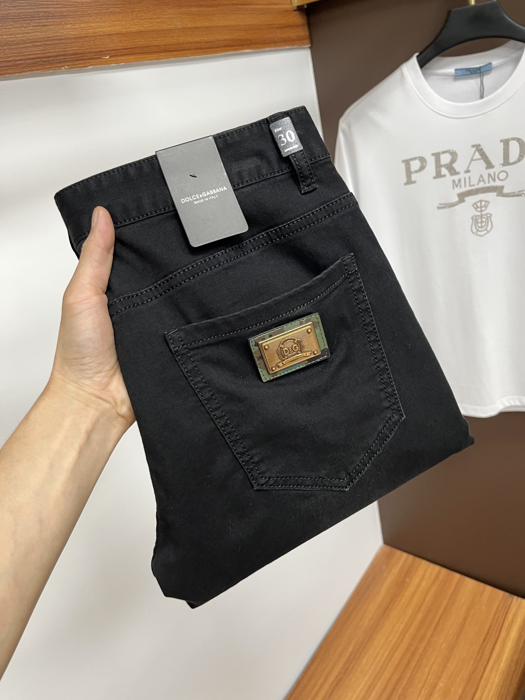 NO:431322,DG 2025ss Snake Year Summer New Year Jeans. Original 1:1 production, perfect choice for daily life, simple, atmospheric, fashionable and stylish, customized imported tannin fabric, heavy industry washing process, complex and exquisite workmanship. Easy to cater to the needs of all seasons, soft and elastic, smooth and neat, original auxiliary hardware, L10 upper body comfortable and easy to match, durable code number 29-38, jeans, alexander wang19860909DG 2025ss蛇年夏季贺岁款牛仔裤.原单1:1制作,日常必备的完美之选,简单大气亦时尚有型,定制进口丹宁面料 ,重工洗水工艺,做工复杂工艺精湛.轻松迎合四季需要,手感柔软带弹力,流畅利落,原版辅料五金,L10上身舒适非常易搭耐看码数29-38,,jeans,alexander wang,Men's clothing