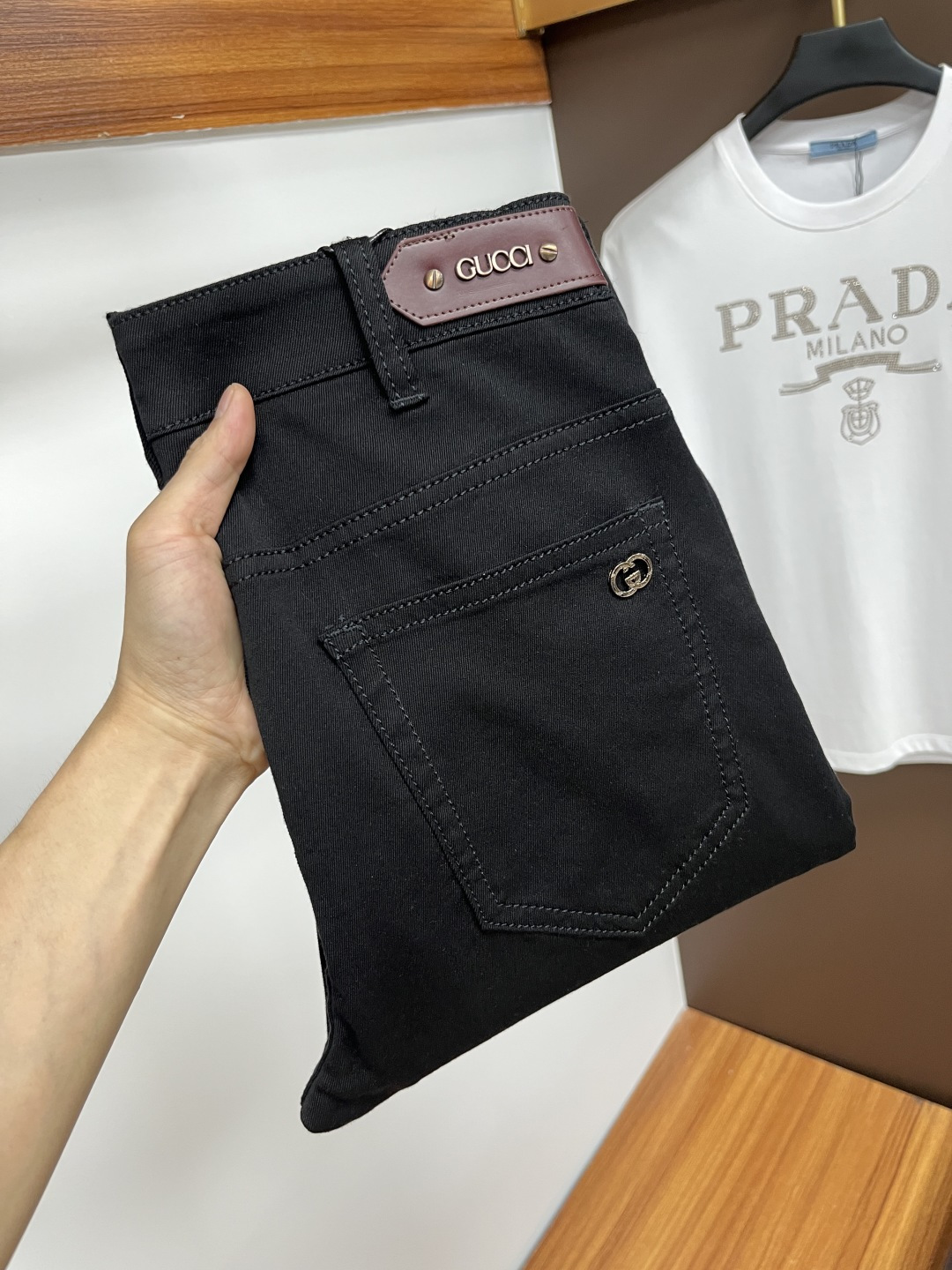 NO:431318,Guqi 2025ss Snake Summer New Year Jeans. Original 1:1 production, perfect choice for daily life, simple, elegant, fashionable and stylish, customized imported tannin fabric, heavy industry washing process, complex and exquisite workmanship. Easy to cater to the needs of all seasons, soft and elastic, smooth and neat, original auxiliary hardware, L10 upper body comfortable and easy to match, durable code number 29-38, jeans, alexander wang19860909古奇 2025ss蛇年夏季贺岁款牛仔裤.原单1:1制作,日常必备的完美之选,简单大气亦时尚有型,定制进口丹宁面料 ,重工洗水工艺,做工复杂工艺精湛.轻松迎合四季需要,手感柔软带弹力,流畅利落,原版辅料五金,L10上身舒适非常易搭耐看码数29-38,,jeans,alexander wang,Men's clothing
