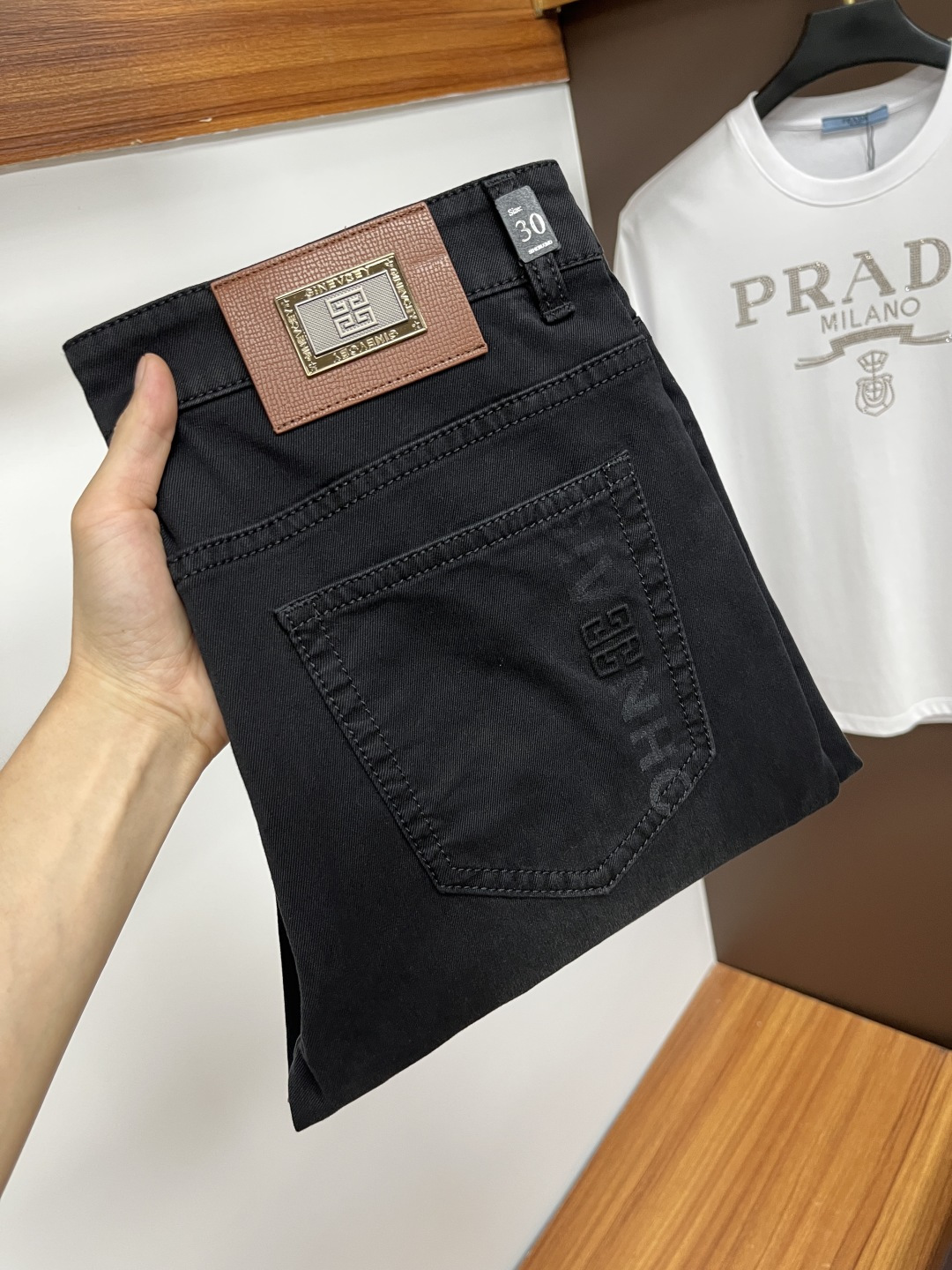 NO:441429,Givenchy Ss Snake Summer New Year jeans. Original 1:1 production, perfect choice for daily life, simple, elegant, fashionable and stylish, customized imported tannin fabric, heavy industry washing process, complex and exquisite workmanship. Easy to cater to the needs of all seasons, soft and elastic, smooth and neat, original auxiliary materials, L10, comfortable and easy to match, durable code number 29-38, givennchy, jeans, alexander wang19860909纪梵希 ss蛇年夏季贺岁款牛仔裤.原单1:1制作,日常必备的完美之选,简单大气亦时尚有型,定制进口丹宁面料 ,重工洗水工艺,做工复杂工艺精湛.轻松迎合四季需要,手感柔软带弹力,流畅利落,原版辅料五金,L10上身舒适非常易搭耐看码数29-38,,givenchy,jeans,alexander wang,Men's clothing