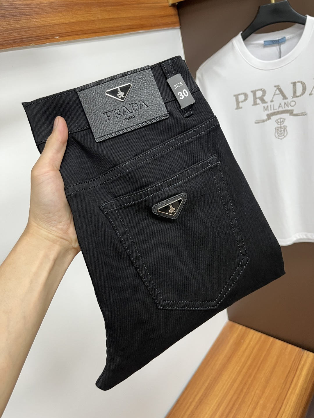 NO:431313,Prada 2025ss Snake Summer New Year Jeans. Original 1:1 production, perfect choice for daily life, simple, atmospheric, fashionable and stylish, customized imported tannin fabric, heavy industry washing process, complex and exquisite workmanship. It is easy to meet the needs of all seasons, soft and elastic, smooth and neat, original auxiliary materials, L10 upper body comfortable and easy to match, durable code number 29-38, prada, jeans, alexander wang19860909普拉达 2025ss蛇年夏季贺岁款牛仔裤.原单1:1制作,日常必备的完美之选,简单大气亦时尚有型,定制进口丹宁面料 ,重工洗水工艺,做工复杂工艺精湛.轻松迎合四季需要,手感柔软带弹力,流畅利落,原版辅料五金,L10上身舒适非常易搭耐看码数29-38,,prada,jeans,alexander wang,Men's clothing