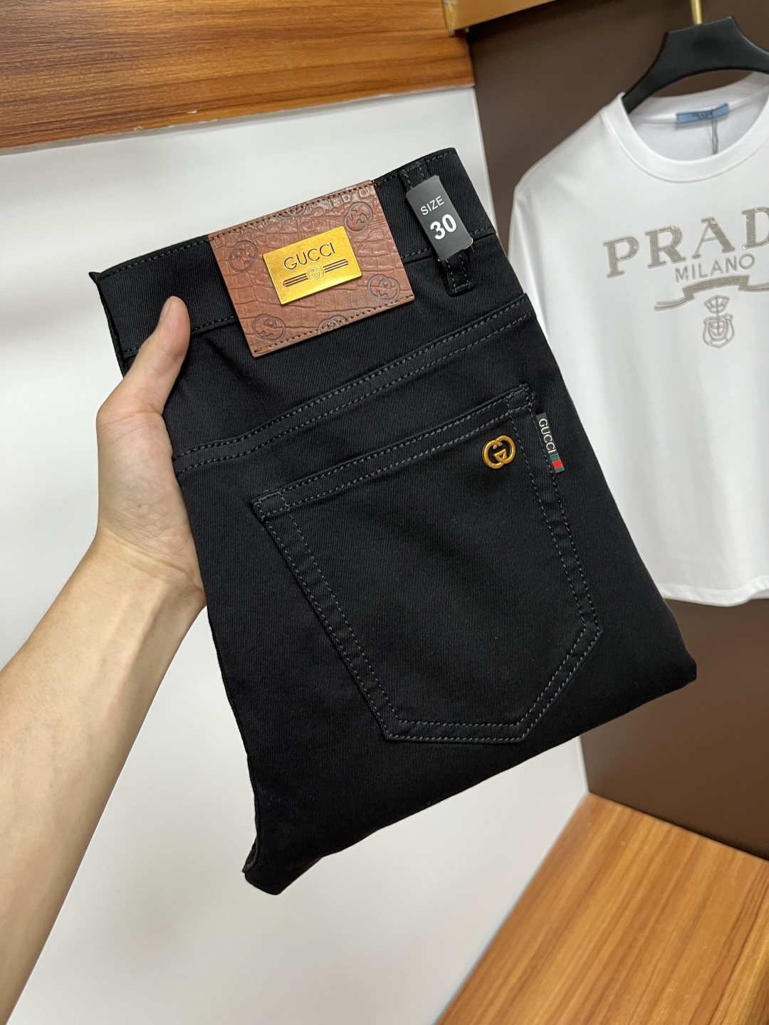 NO:431308,Guqi 2025ss Snake Summer New Year Jeans. Original 1:1 production, perfect choice for daily life, simple, elegant, fashionable and stylish, customized imported tannin fabric, heavy industry washing process, complex and exquisite workmanship. Easy to cater to the needs of all seasons, soft and elastic, smooth and neat, original auxiliary hardware, L10 upper body comfortable and easy to match, durable code number 29-38, jeans, alexander wang19860909古奇 2025ss蛇年夏季贺岁款牛仔裤.原单1:1制作,日常必备的完美之选,简单大气亦时尚有型,定制进口丹宁面料 ,重工洗水工艺,做工复杂工艺精湛.轻松迎合四季需要,手感柔软带弹力,流畅利落,原版辅料五金,L10上身舒适非常易搭耐看码数29-38,,jeans,alexander wang,Men's clothing