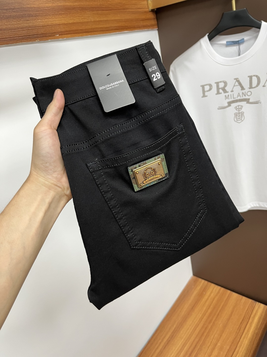 NO:431303,DG 2025ss Snake Year Summer New Year Jeans. Original 1:1 production, perfect choice for daily life, simple, atmospheric, fashionable and stylish, customized imported tannin fabric, heavy industry washing process, complex and exquisite workmanship. Easy to cater to the needs of all seasons, soft and elastic, smooth and neat, original auxiliary hardware, L10 upper body comfortable and easy to match, durable code number 29-38, jeans, alexander wang19860909DG 2025ss蛇年夏季贺岁款牛仔裤.原单1:1制作,日常必备的完美之选,简单大气亦时尚有型,定制进口丹宁面料 ,重工洗水工艺,做工复杂工艺精湛.轻松迎合四季需要,手感柔软带弹力,流畅利落,原版辅料五金,L10上身舒适非常易搭耐看码数29-38,,jeans,alexander wang,Men's clothing