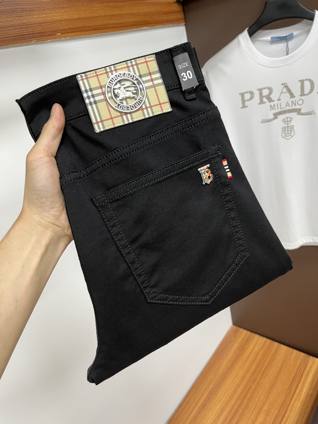 NO:431297,Burberry 2025ss Snake Summer New Year jeans. Original 1:1 production, perfect choice for daily life, simple, atmospheric, fashionable and stylish, customized imported tannin fabric, heavy industry washing process, complex and exquisite workmanship. It is easy to meet the needs of all seasons, soft and elastic, smooth and neat, original auxiliary materials, L10 upper body comfortable and easy to match, durable code number 29-38, burberry, jeans, alexander wang19860909巴宝莉 2025ss蛇年夏季贺岁款牛仔裤.原单1:1制作,日常必备的完美之选,简单大气亦时尚有型,定制进口丹宁面料 ,重工洗水工艺,做工复杂工艺精湛.轻松迎合四季需要,手感柔软带弹力,流畅利落,原版辅料五金,L10上身舒适非常易搭耐看码数29-38,,burberry,jeans,alexander wang,Men's clothing